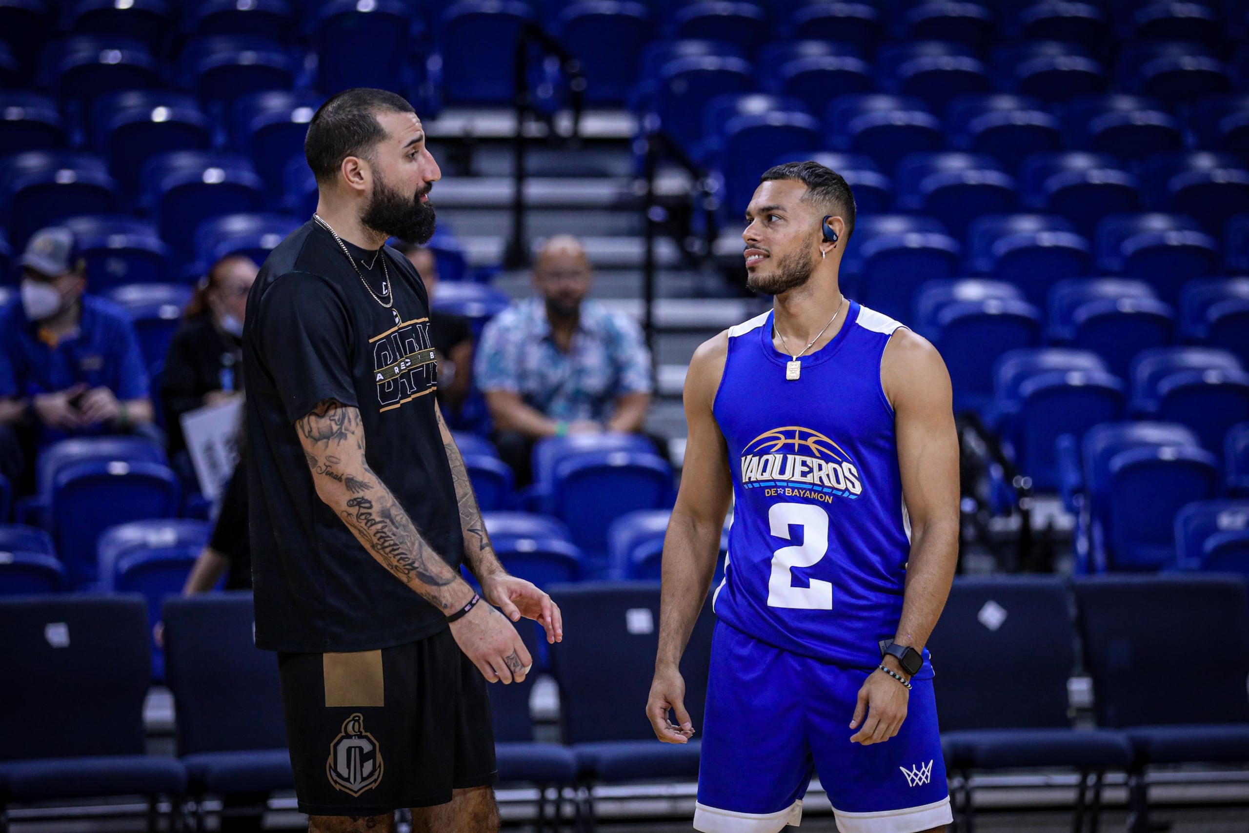 Javier "Javy" González (derecha) estuvo entrenando en la cancha del Coliseo Rubén Rodríguez antes del partido del jueves contra los Capitanes de Arecibo.
