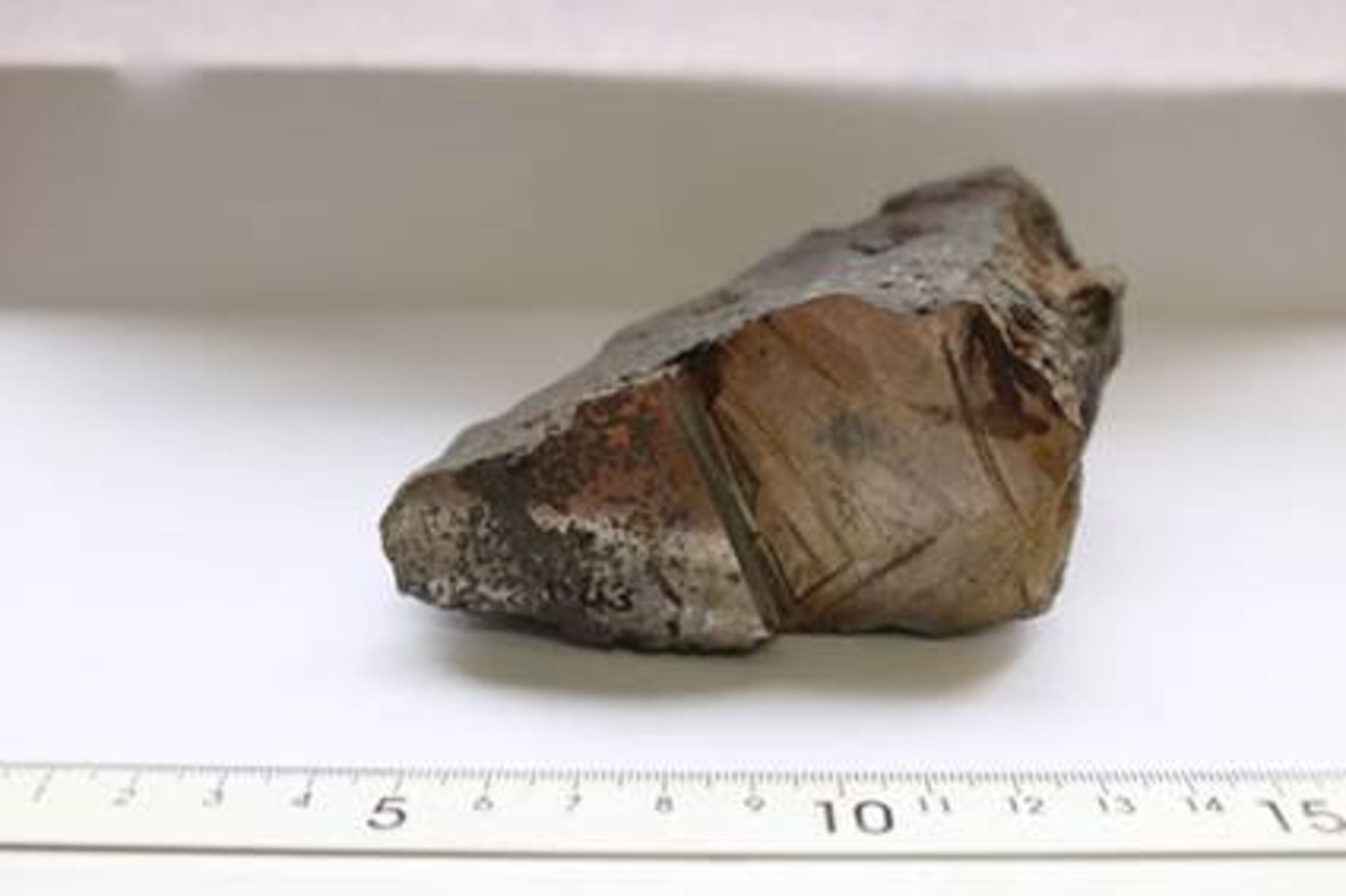 Imagen de la escoria metálica depositada en el Museo Nacional de Ciencias Naturales de Madrid en 1871 y que ha quedado ahora demostrado que no tiene un origen extraterrestre, sino que es el resto de una fundición.