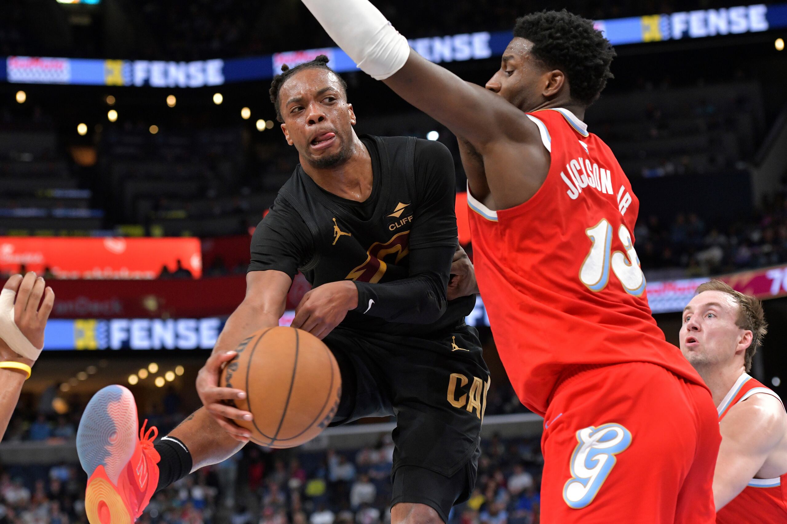 Darius Garland, de los Cavaliers de Cleveland, busca pasar el balón Jaren Jackson Jr., de los Grizzlies de Memphis.
