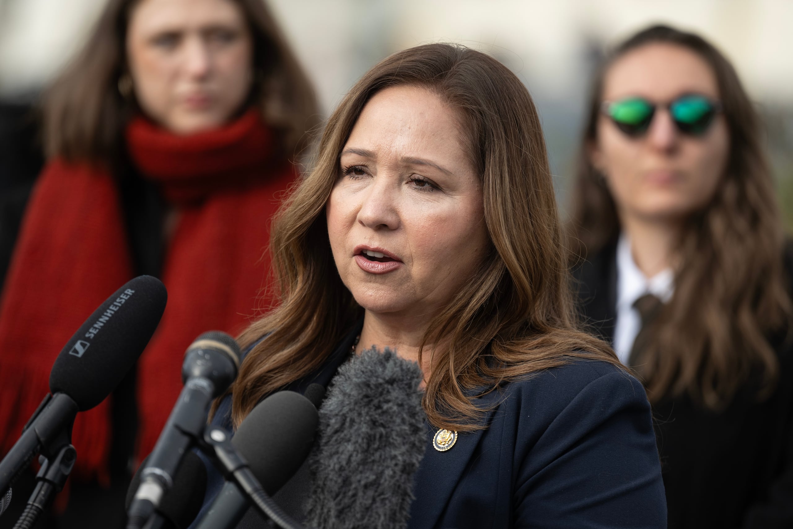 La congresista dijo que acudió a una de las instalaciones del popular restaurante latino, donde se encontraban por lo menos 40 agentes de ICE, y fue empujada por varios de los oficiales y rociada con gas pimienta.