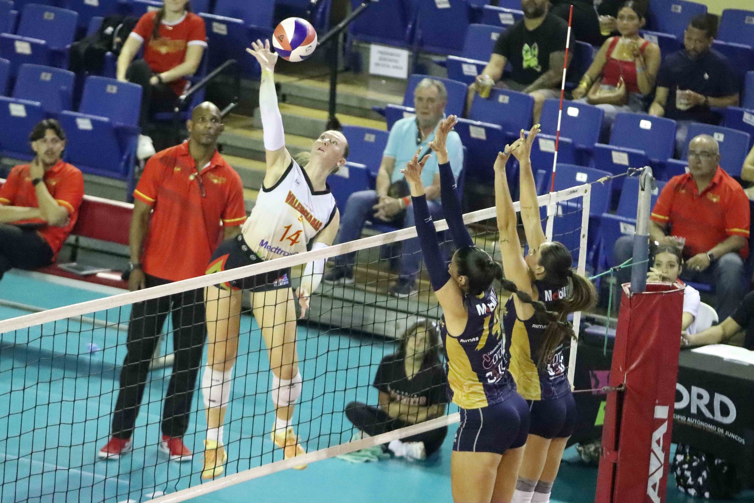 Haley Bush, de las Valencianas de Juncos, en el ataque ante las Cangrejeras de Santurce.