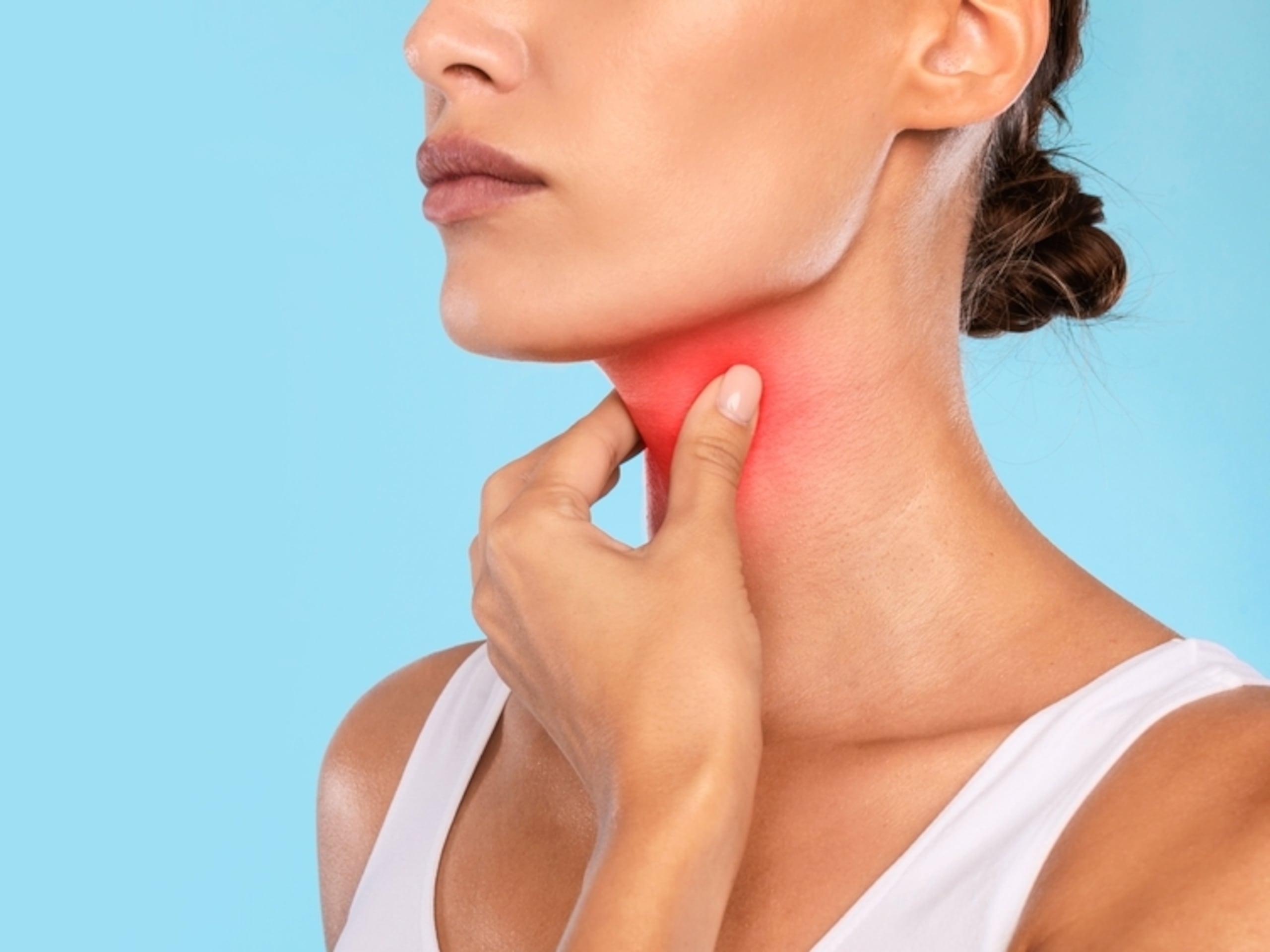 La disminución en la producción de la hormona puede ocasionar dolores, debilidad y rigidez muscular, hinchazón en el rostro, estreñimiento, somnolencia, problemas de memoria y concentración e incluso puede impactar su salud mental con el desarrollo de depresión.