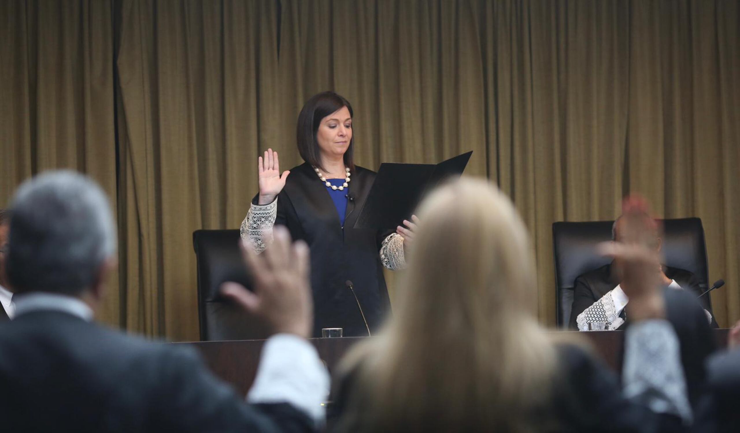 La jueza presidenta del Supremo, Maite Oronoz Rodríguez, juramenta a un grupo de jueces. (Archivo / GFR Media)