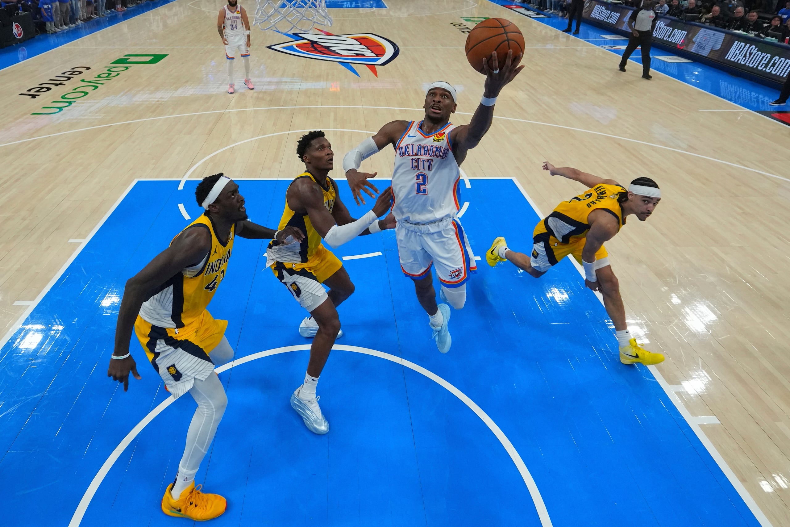 El base del Thunder de Oklahoma City Shai Gilgeous-Alexander lanza el balón sobre el alero de los Pacers de Indiana Pascal Siakam en le juego 5 de las Finales de la NBA el lunes 16 de junio del 2025. (AP Foto/Nate Billings)
