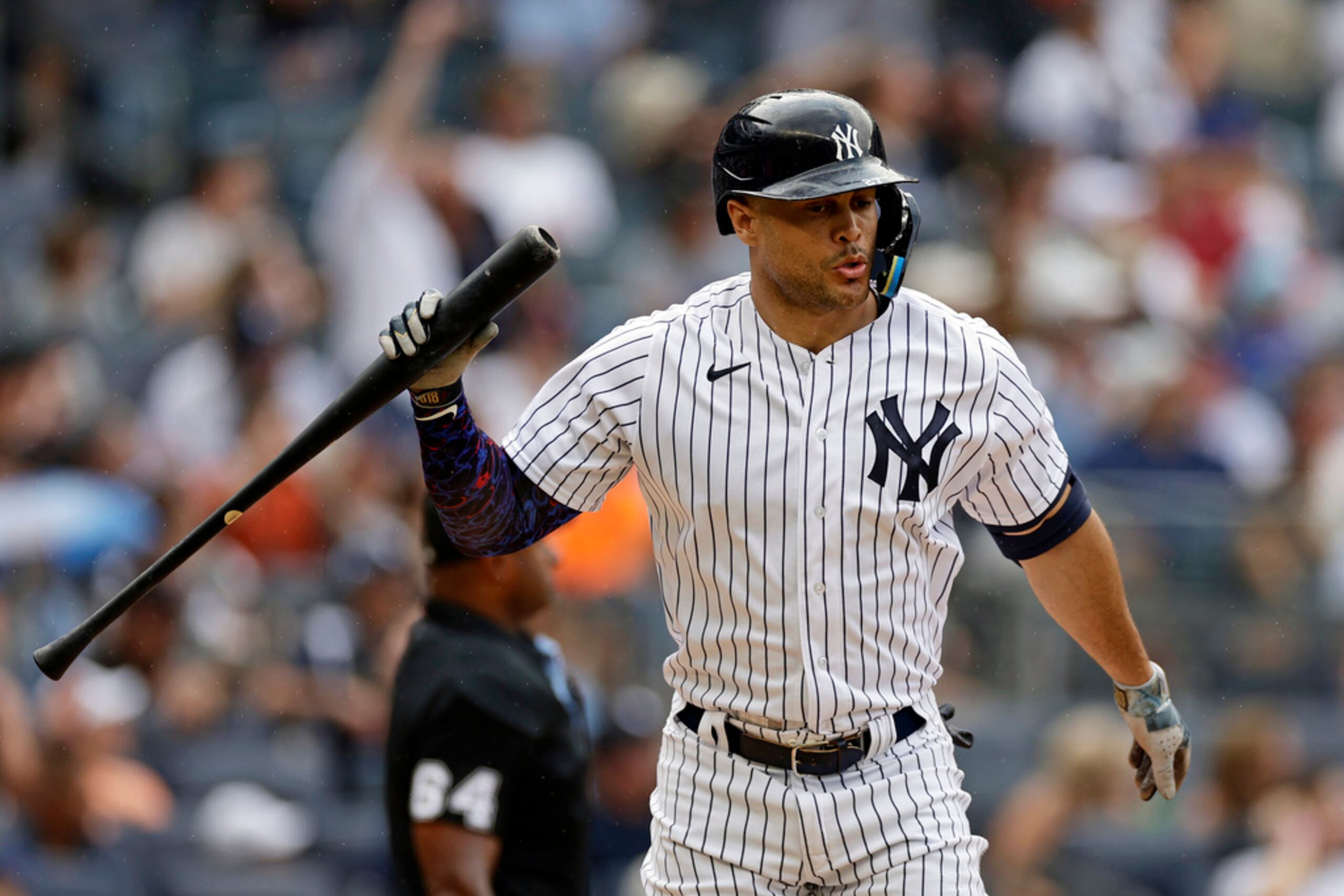 Giancarlo Stanton reacciona al jonrón en la primera entrada del partido ante los Cubs.