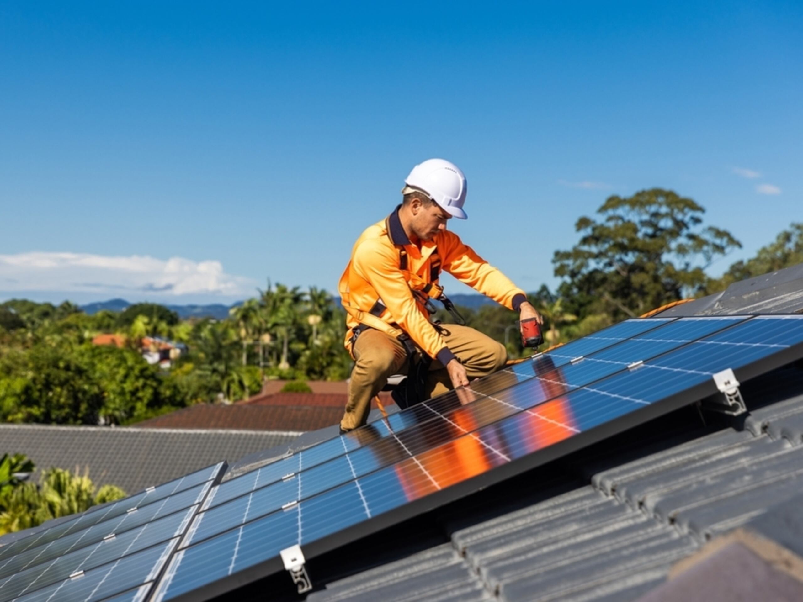 Los sistemas fotovoltaicos requieren otros elementos como conductores, la cablería, sistema de protección, fusibles y "breakers".