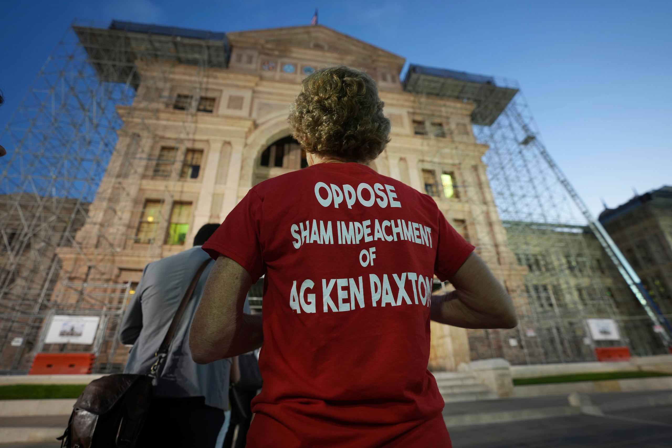 Jane Ane Sellars, quien proviene de Frisco, Texas, es una de las partidarias de Ken Paxton. Esta mañana, hizo fila afuera de la capital del estado de Texas antes de que empezara el juicio político contra el fiscal general. (AP Photo/LM Otero)