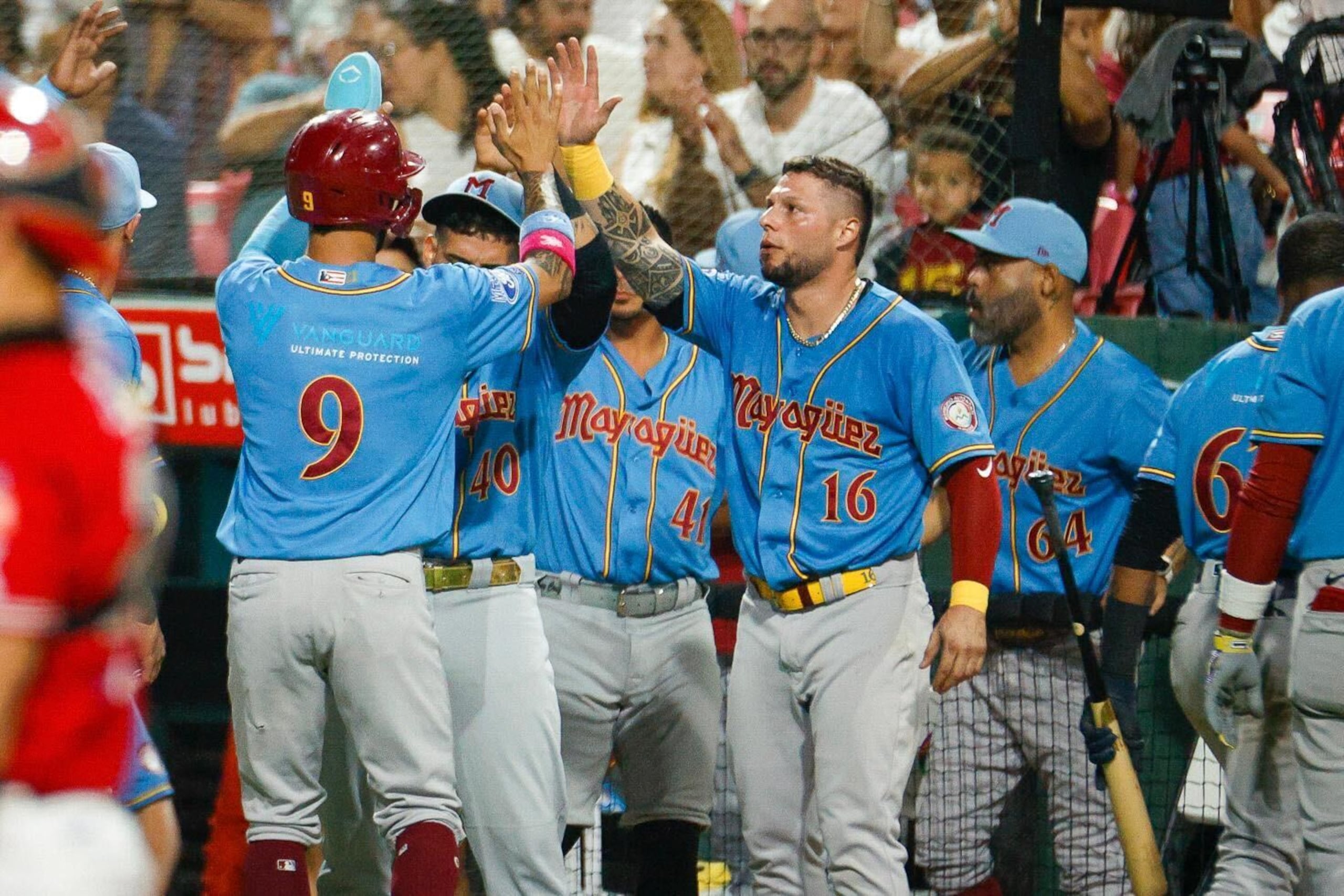 Los Indios de Mayagüez celebran una de las tres carreras que anotaron el martes contra los Criollos de Caguas en el sexto juego de la semifinal A de la LBPRC.