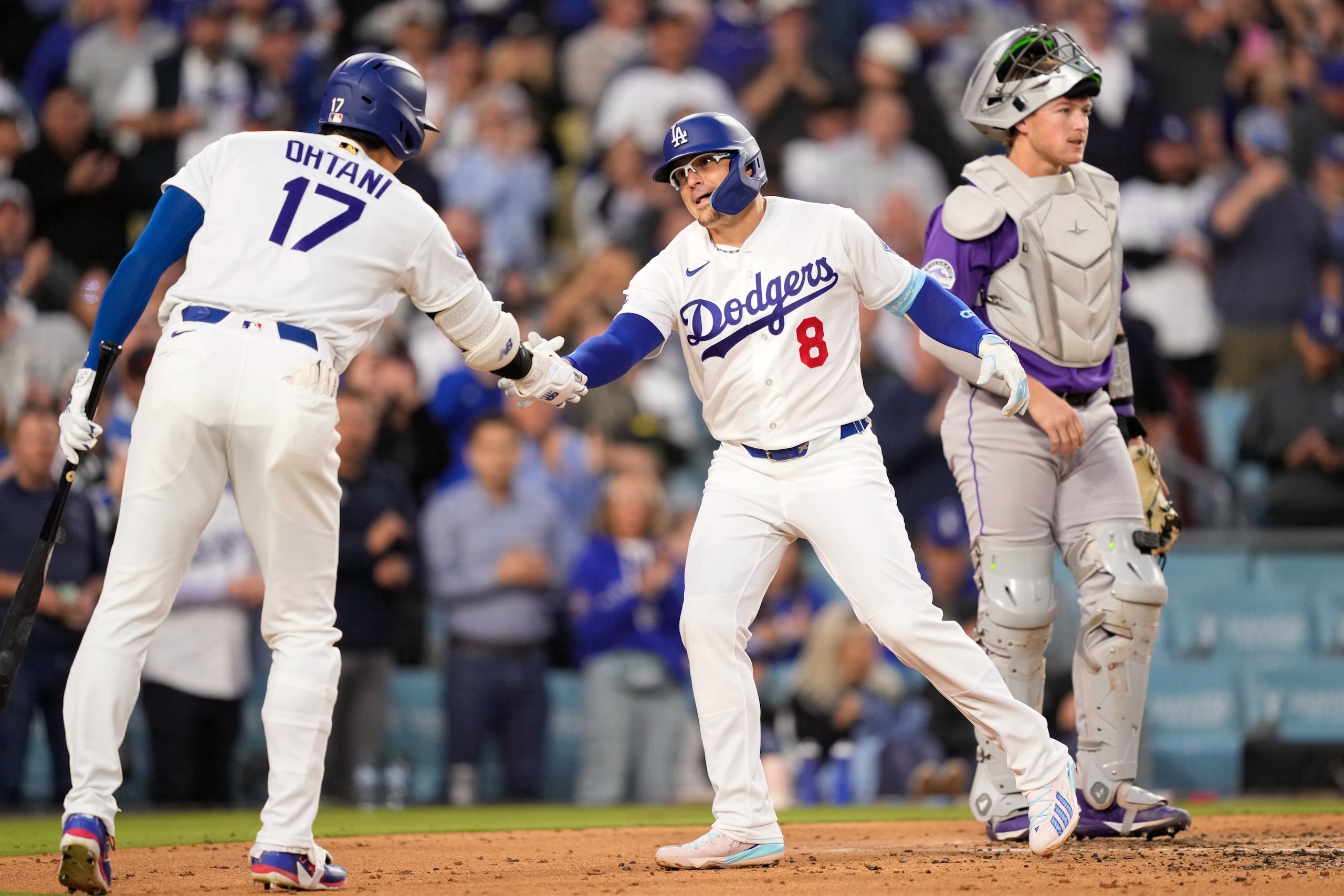 Kike Hernández junto a Shohei Ohtani tras su cuadrangular.