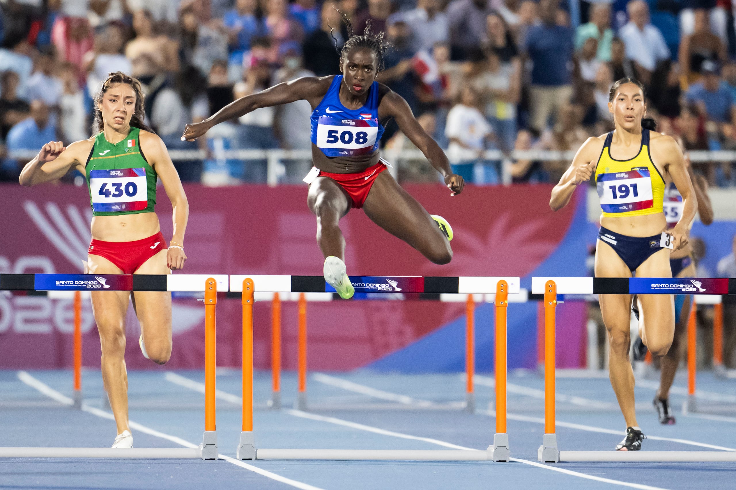 Grace Claxton, al centro, durante su participación en los 400 metros con vallas de los Juegos Centroamericanos y del Caribe Santo Domingo 2026.
