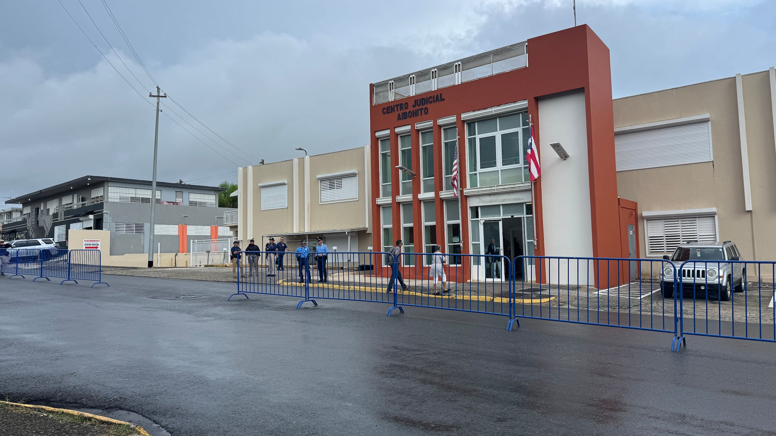 La madre de la joven alega que cuando acudió a recoger a su hija al cuartel de Aibonito, le impidieron llevársela.