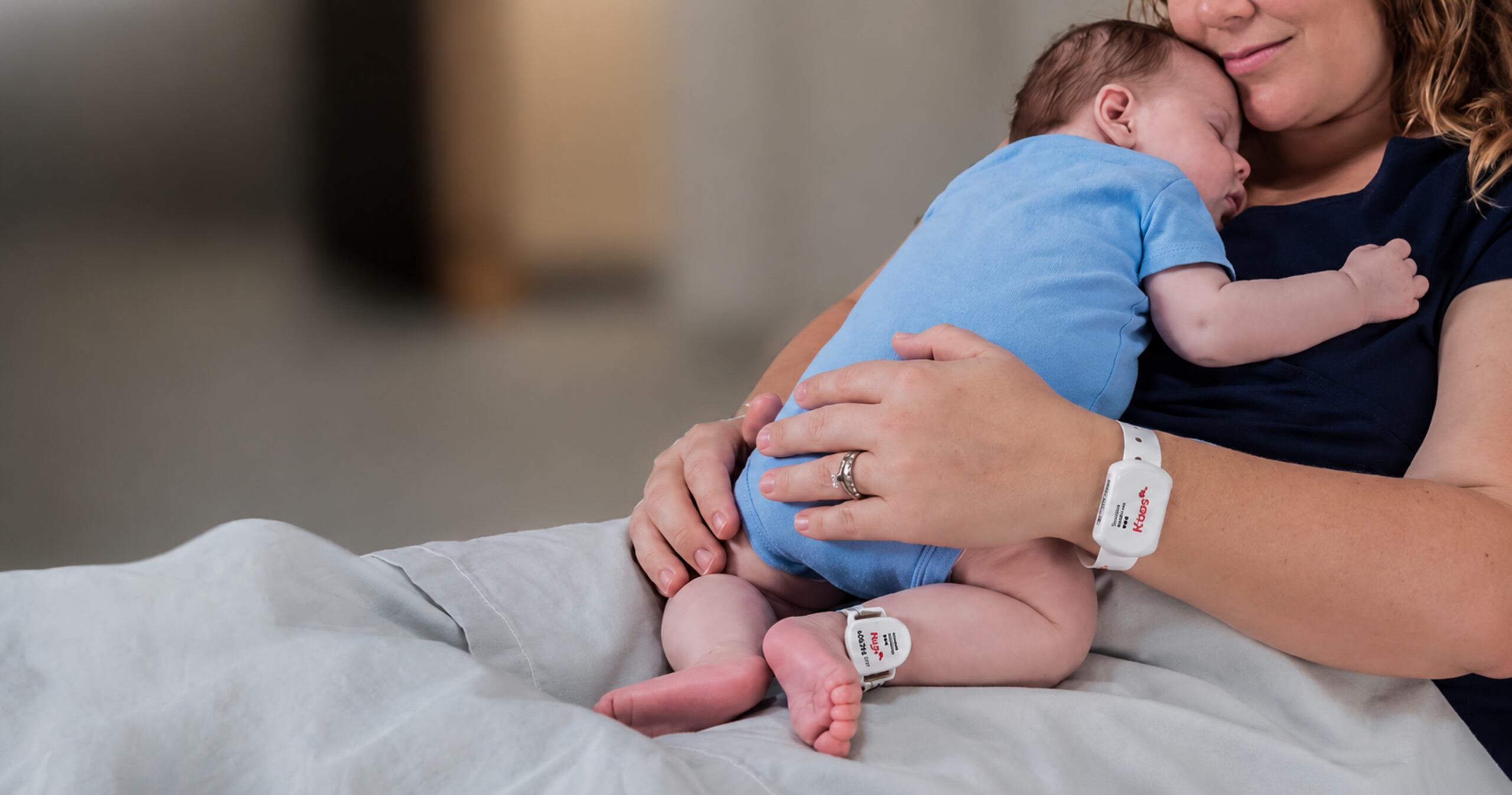 El ajuste correcto del brazalete es el primer paso para garantizar la efectividad del sistema de protección de infantes y evitar interrupciones en la operación hospitalaria.