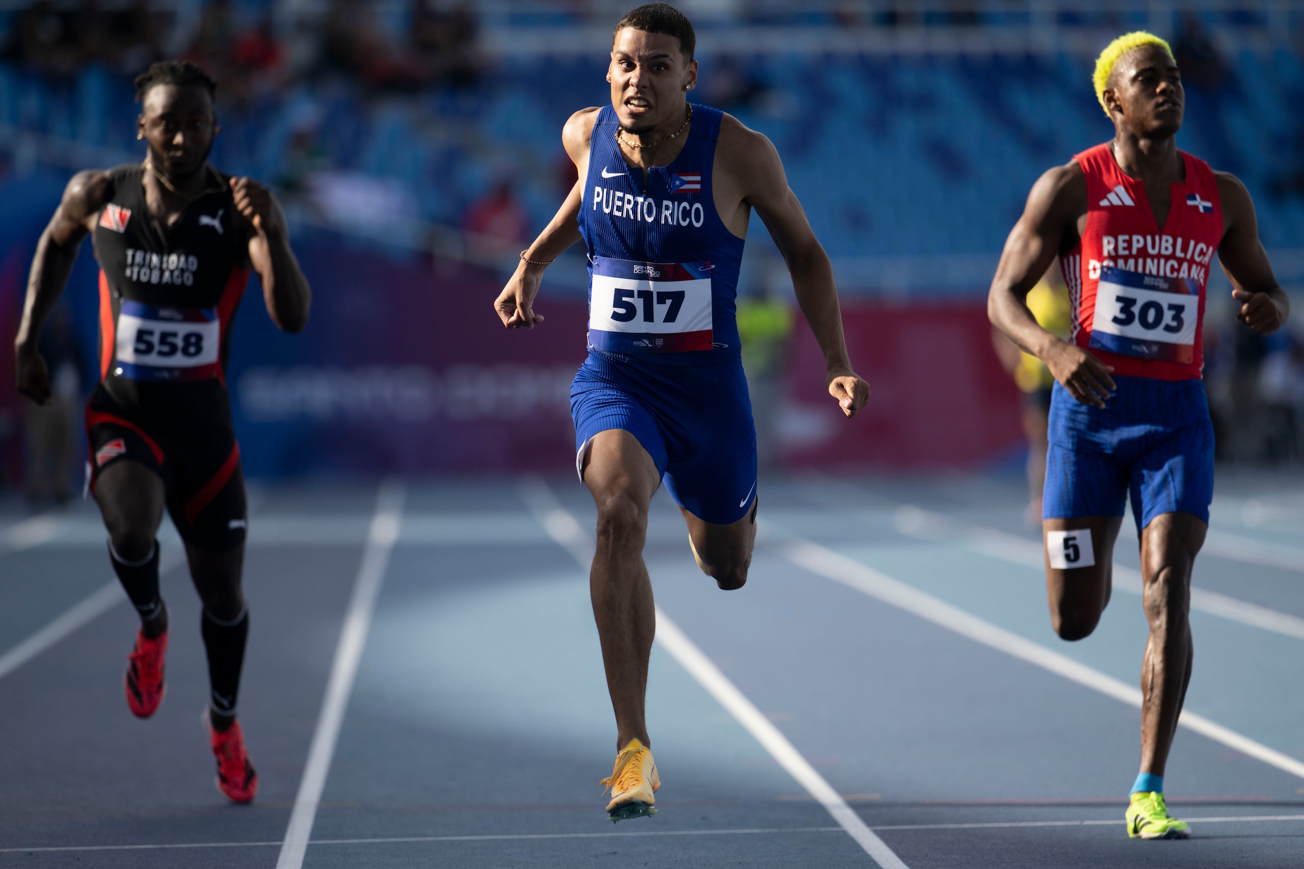 José Figueroa durante la final de los 200 metros de los Juegos Centroamericanos y del Caribe.