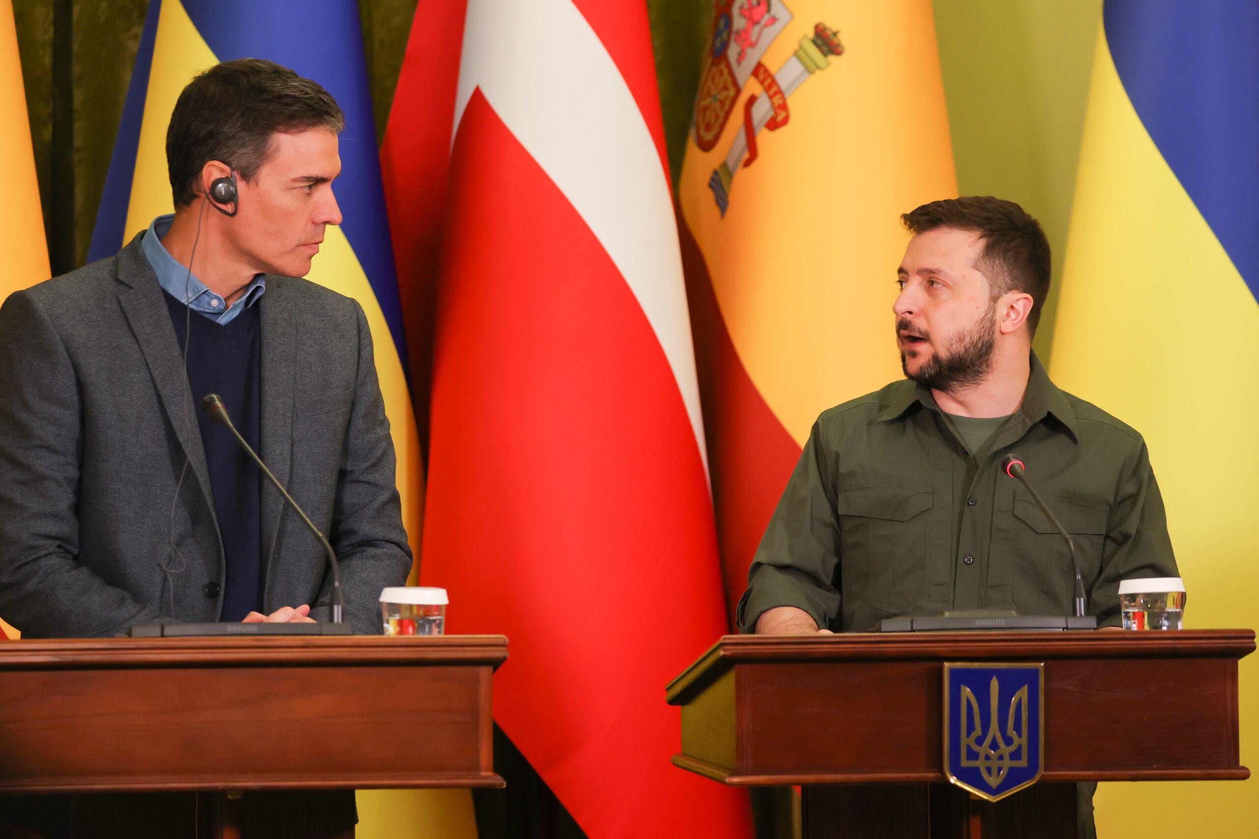 Pedro Sánchez (i), y el presidente de Ucrania, Volodymyr Zelensky (d). (EFE/Miguel Gutiérrez/Archivo)