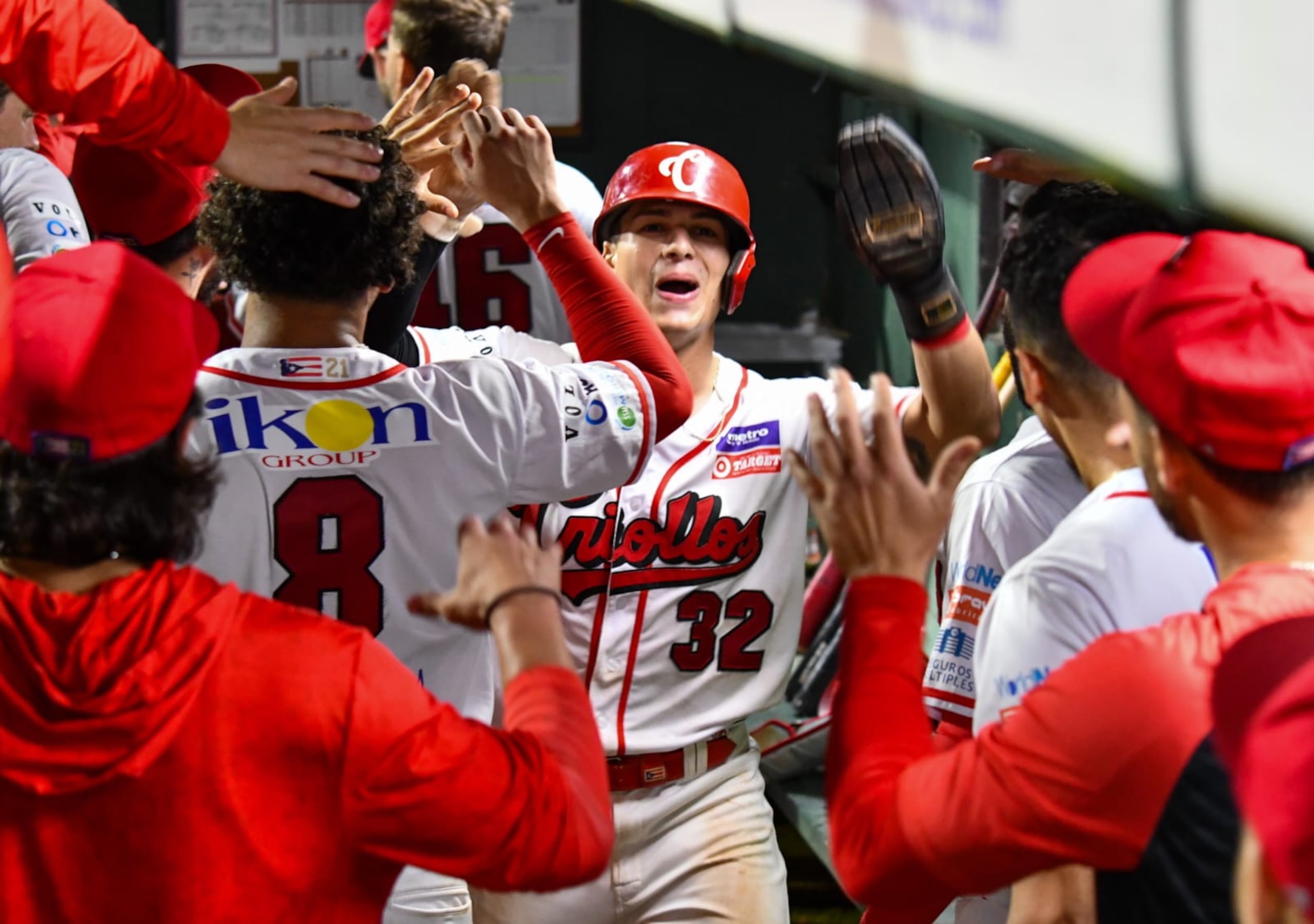 Brett Rodríguez, de los Criollos de Caguas, celebra después de anotar una carrera frente a los Indios de Mayagüez.