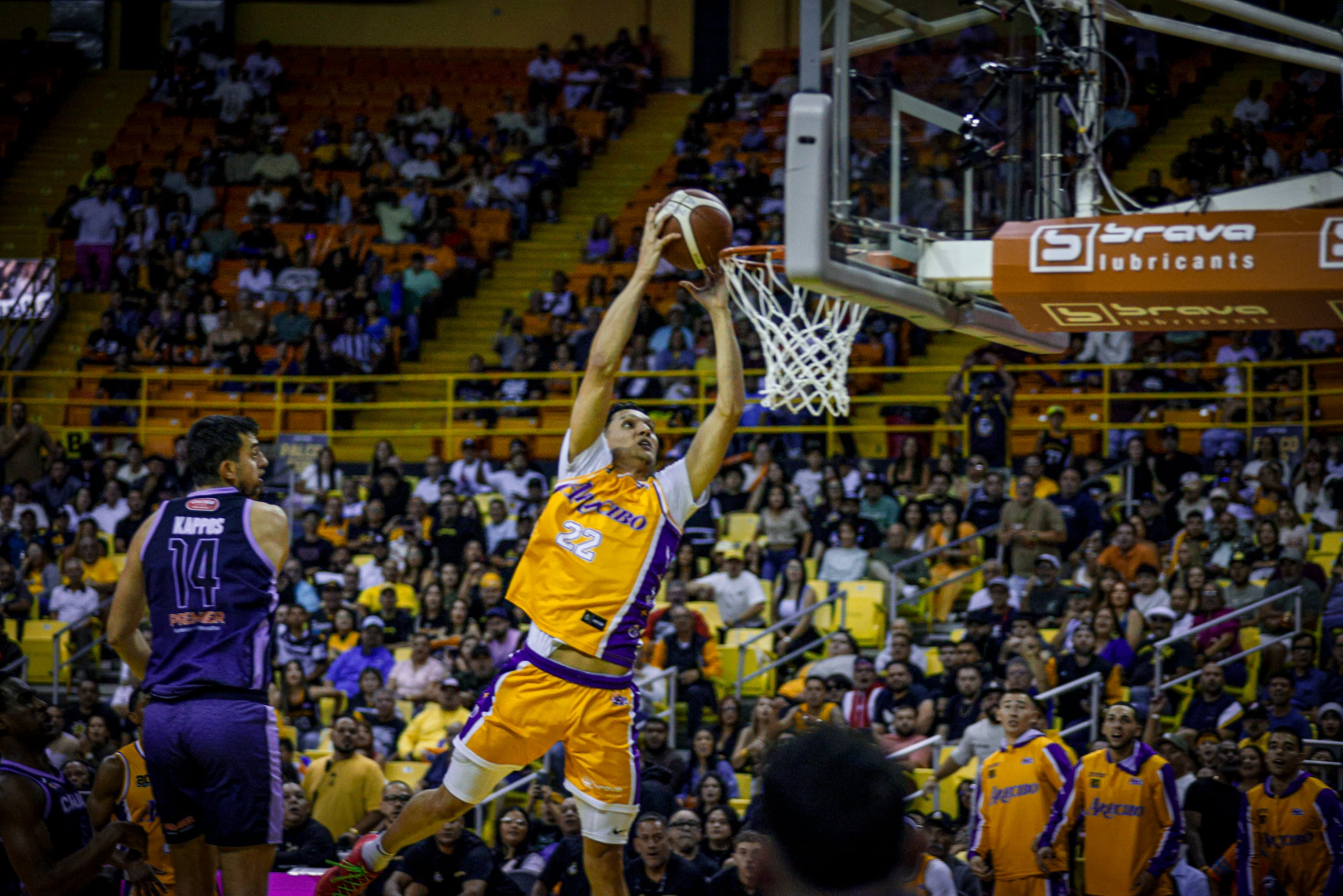 Ramses Meléndez donqueando en un juego contra los Criollos de Caguas.