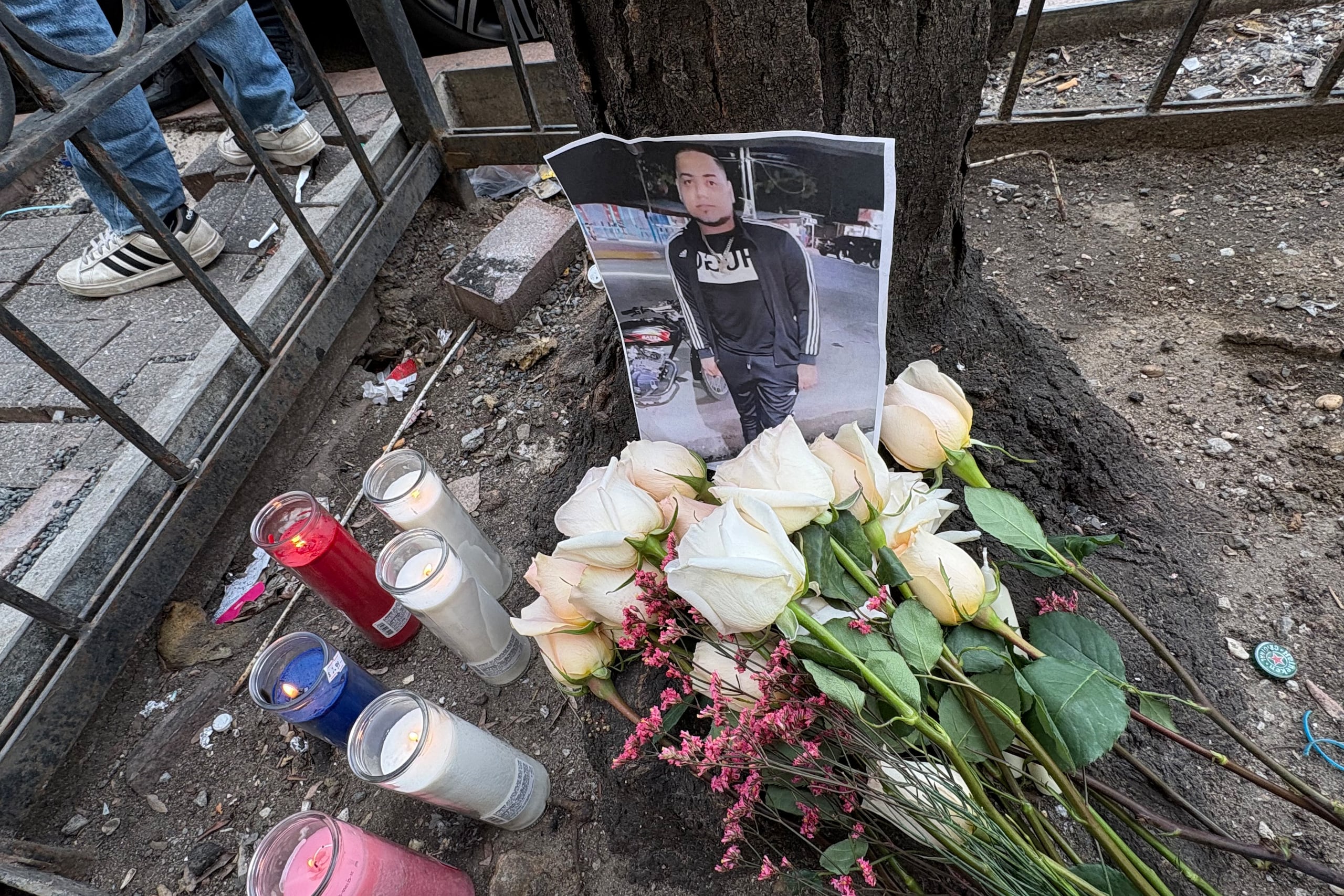 Los trabajadores y familiares colocaron las rosas y velas cerca del lugar donde Zacarías perdió su vida.
