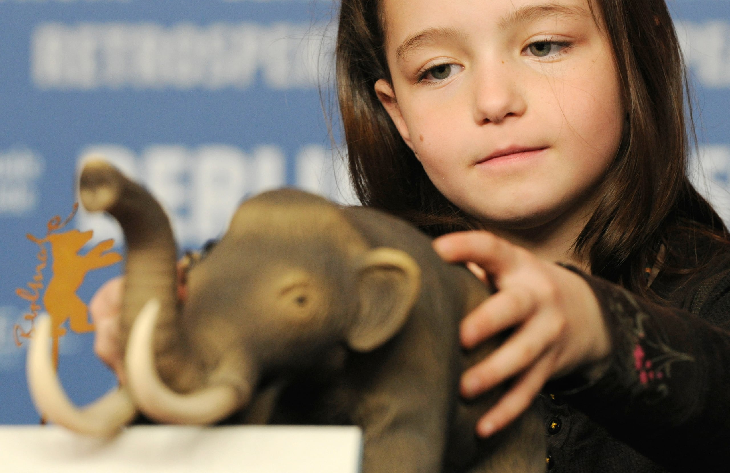 Little actress Sophie Nyweide poses with a toy mamoth during the press conference for the movie "Mammoth" by Swedish director Lukas Moodysson and presented in competition at the 59th Berlinale Film Festival in Berlin February 8, 2009. The Berlinale is taking place from February 5 to 15, 2009 with 18 productions vying for the coveted Golden Bear for best picture to be awarded on February 14. AFP PHOTO DDP/MICHAEL KAPPELER GERMANY OUT (Photo by MICHAEL KAPPELER / DDP / ddp images via AFP)