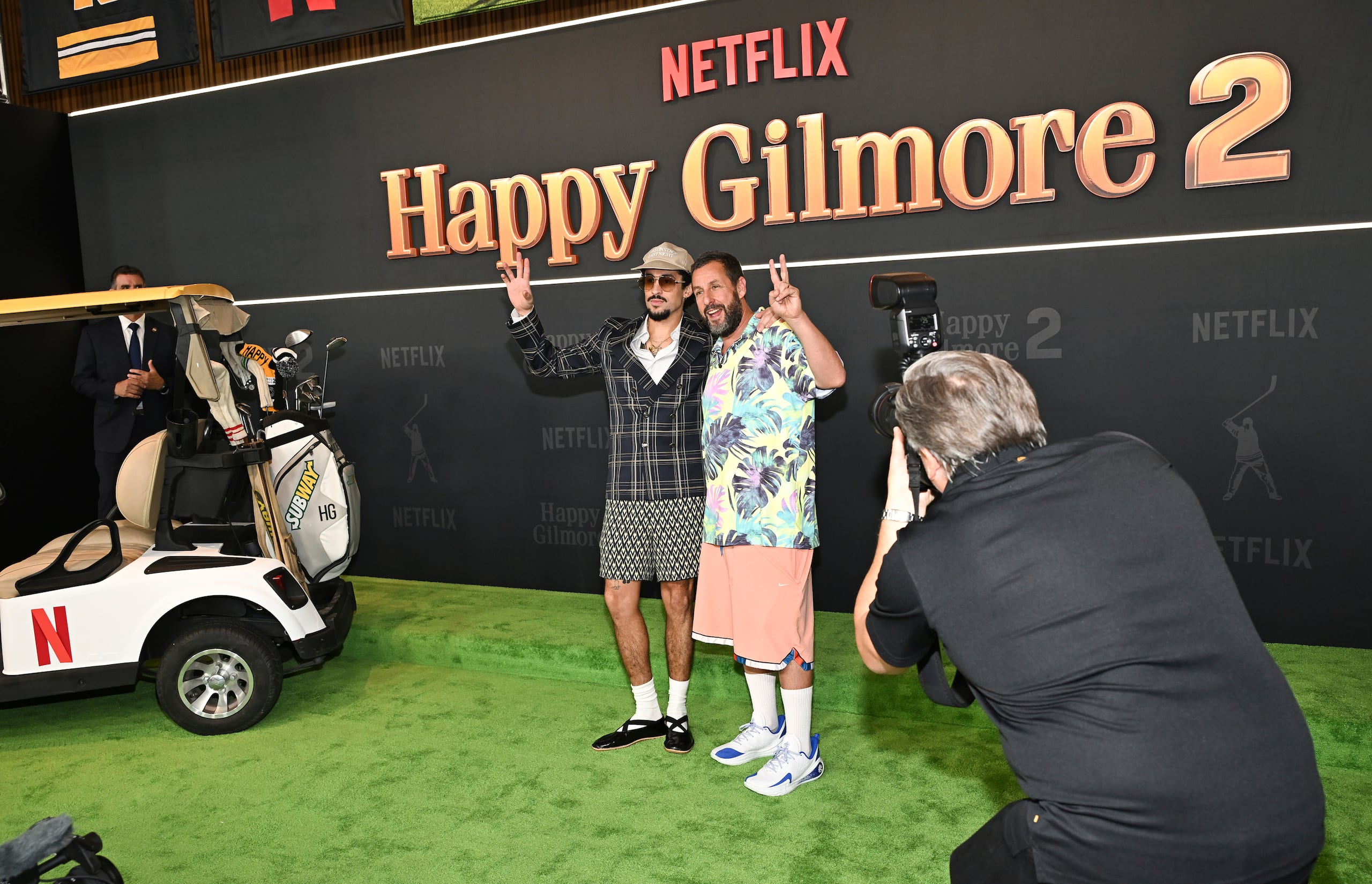 Benito Martínez, nombre de pila del boricua, se junta con el actor Adam Sandler para la premier de "Happy Gilmore 2", que estrena este viernes por Netflix.