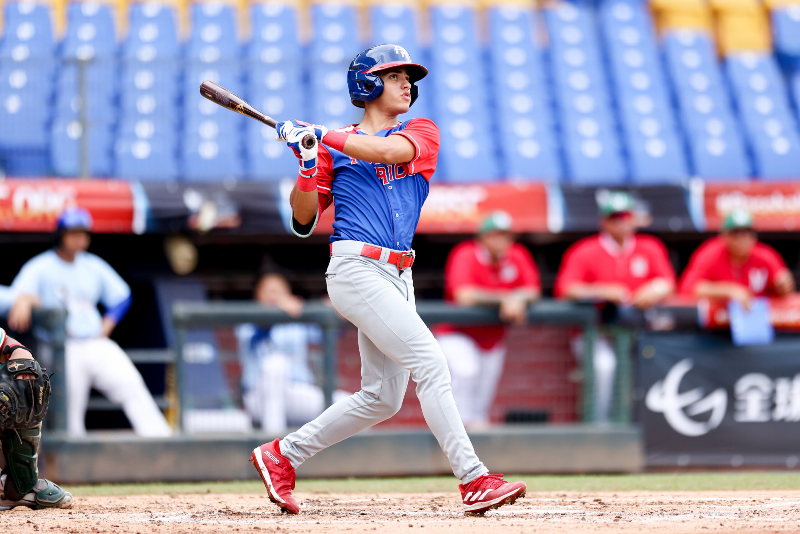 Harold Laracuente conecta un batazo durante la acción que permitió a la Selección Nacional boricua mejorar a marca de 3-0.