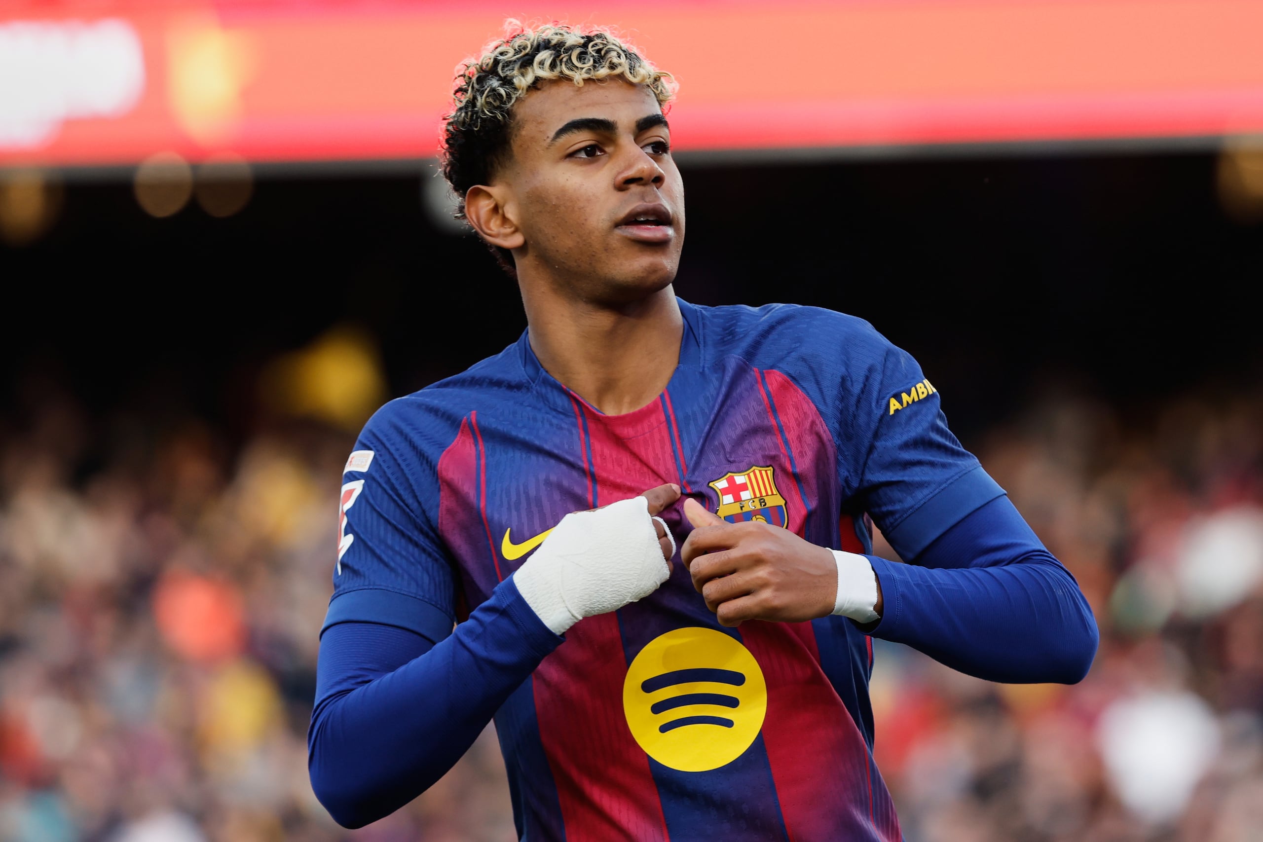 Lamine Yamal celebra tras anotar el segundo gol de Barcelona ante Alavés.