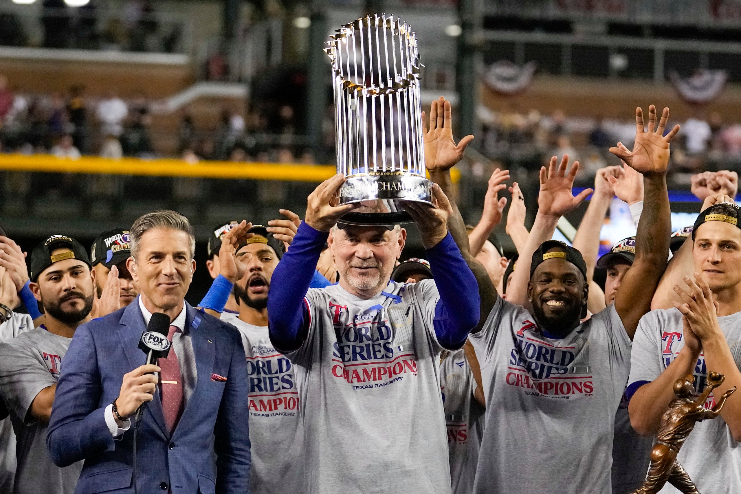 Bruce Bochy levanta el trofeo de campeón de la Serie Mundial, el cuarto que ha ganado en su carrera.
