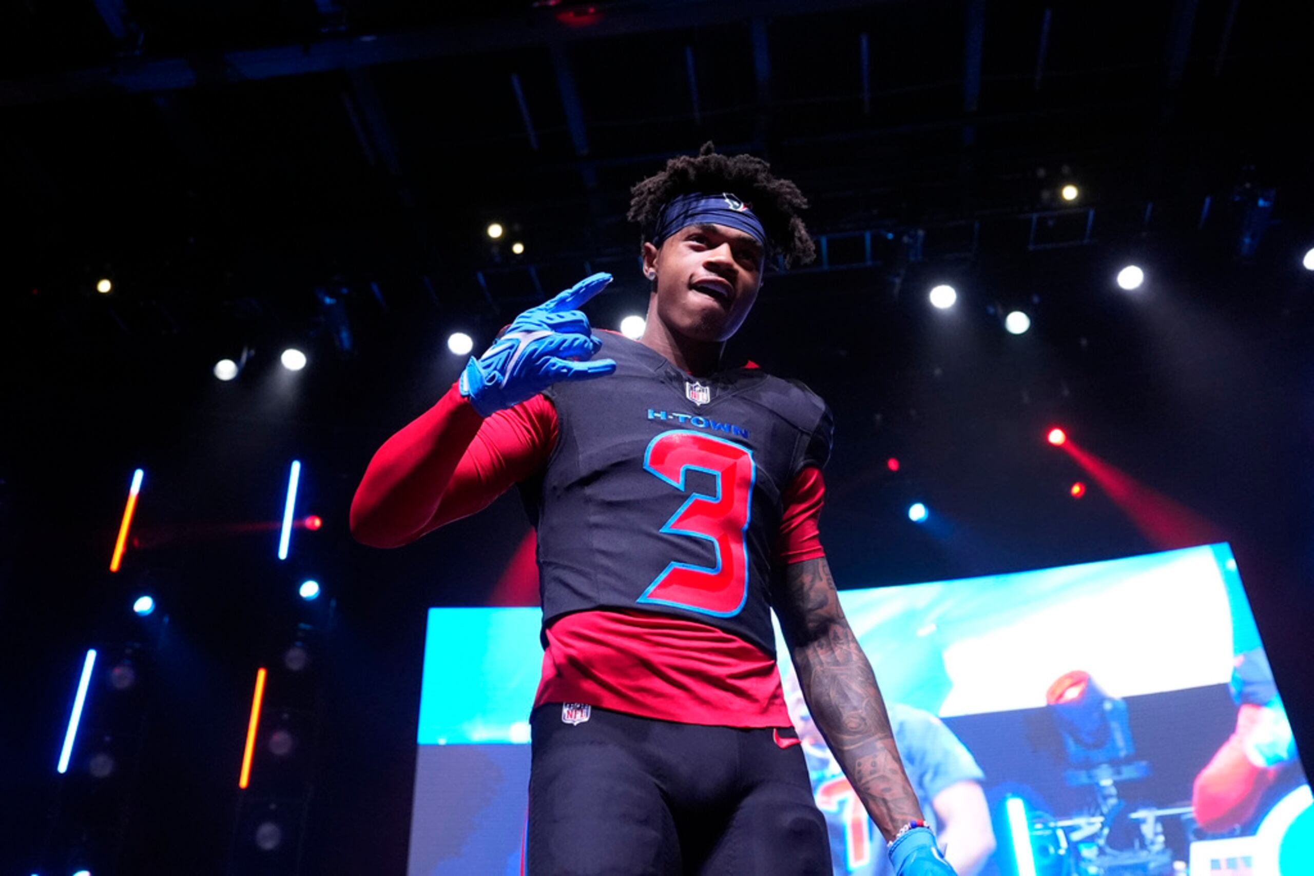 El receptor abierto de los Houston Texans, Tank Dell, usa un nuevo uniforme durante una fiesta de lanzamiento de uniformes de fútbol americano de la NFL el 23 de abril de 2024, en Houston.
