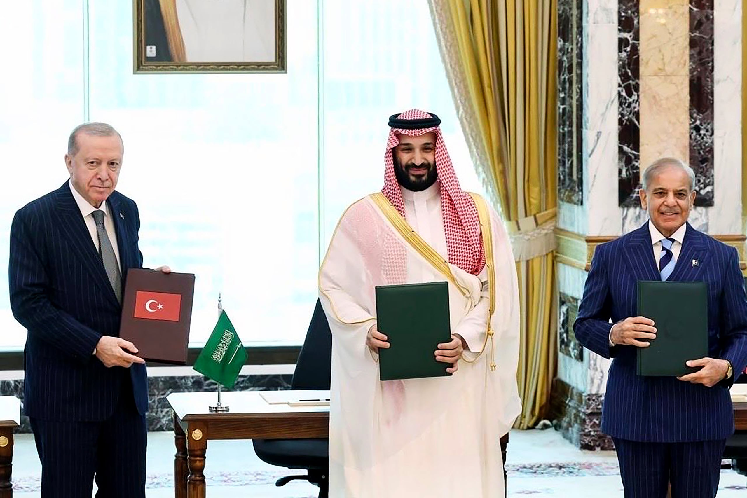 Fotografía publicada en la cuenta oficial en X @MIshaqDar50 del viceprimer ministro y ministro de Relaciones Exteriores de Pakistán, Ishaq Dar, que muestra al presidente de Turquía, Recep Tayyip Erdogan (i); al príncipe heredero de Arabia Saudí, Mohamed bin Salmán (c), y al primer ministro de Pakistán, Shehbaz Sharif, posando tras la firma del acuerdo. (EFE)