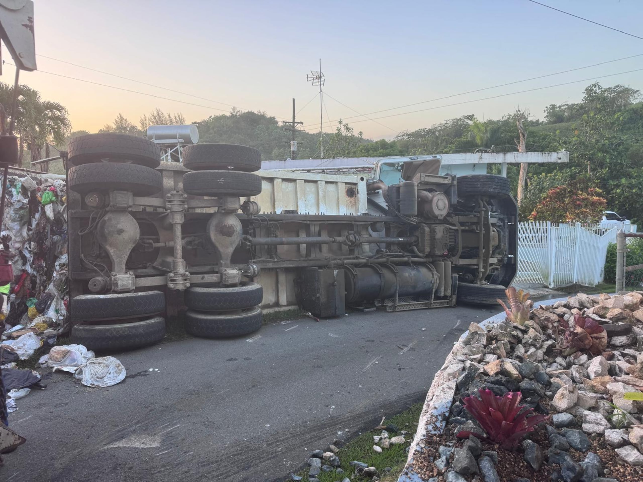 El conductor de un camión de la compañía Sunrise Disposable murió tras quedar pillado en la carretera PR-824 en el sector La Cuchilla del barrio Quebrada Cruz, en Toa Alta.