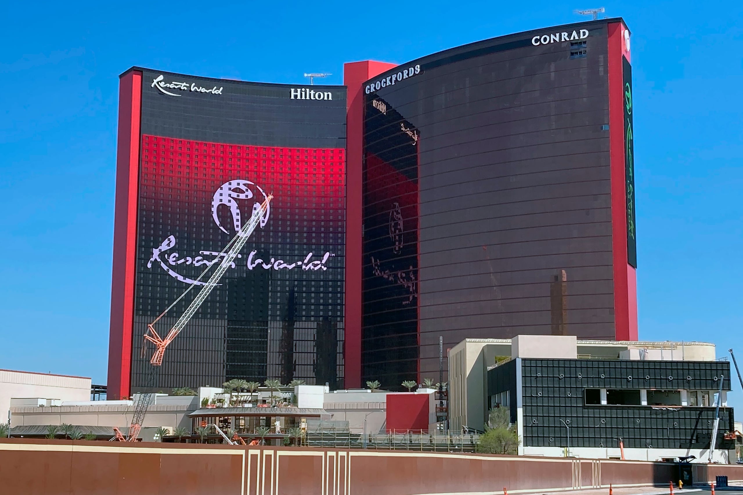 La Junta de Control del Juego de Nevada alegó que Resorts World permitió a Bowyer jugar 80 días distintos a lo largo de unos 15 meses, sin verificar repetidamente su fuente de financiación.