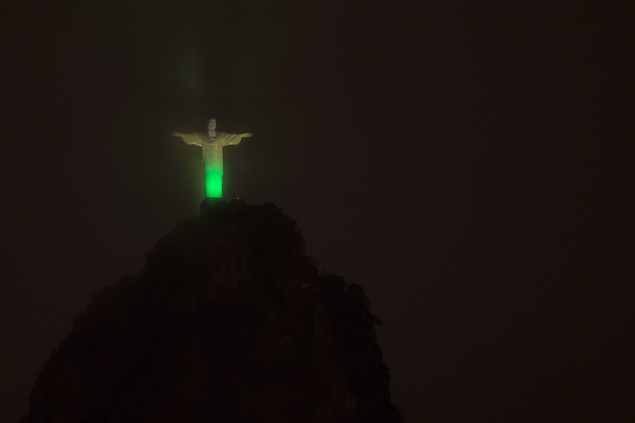 A las 7:30 p.m., hora de Brasil, el icónico monumento brasileño se iluminó con los colores del uniforme de la selección de fútbol de ese país.