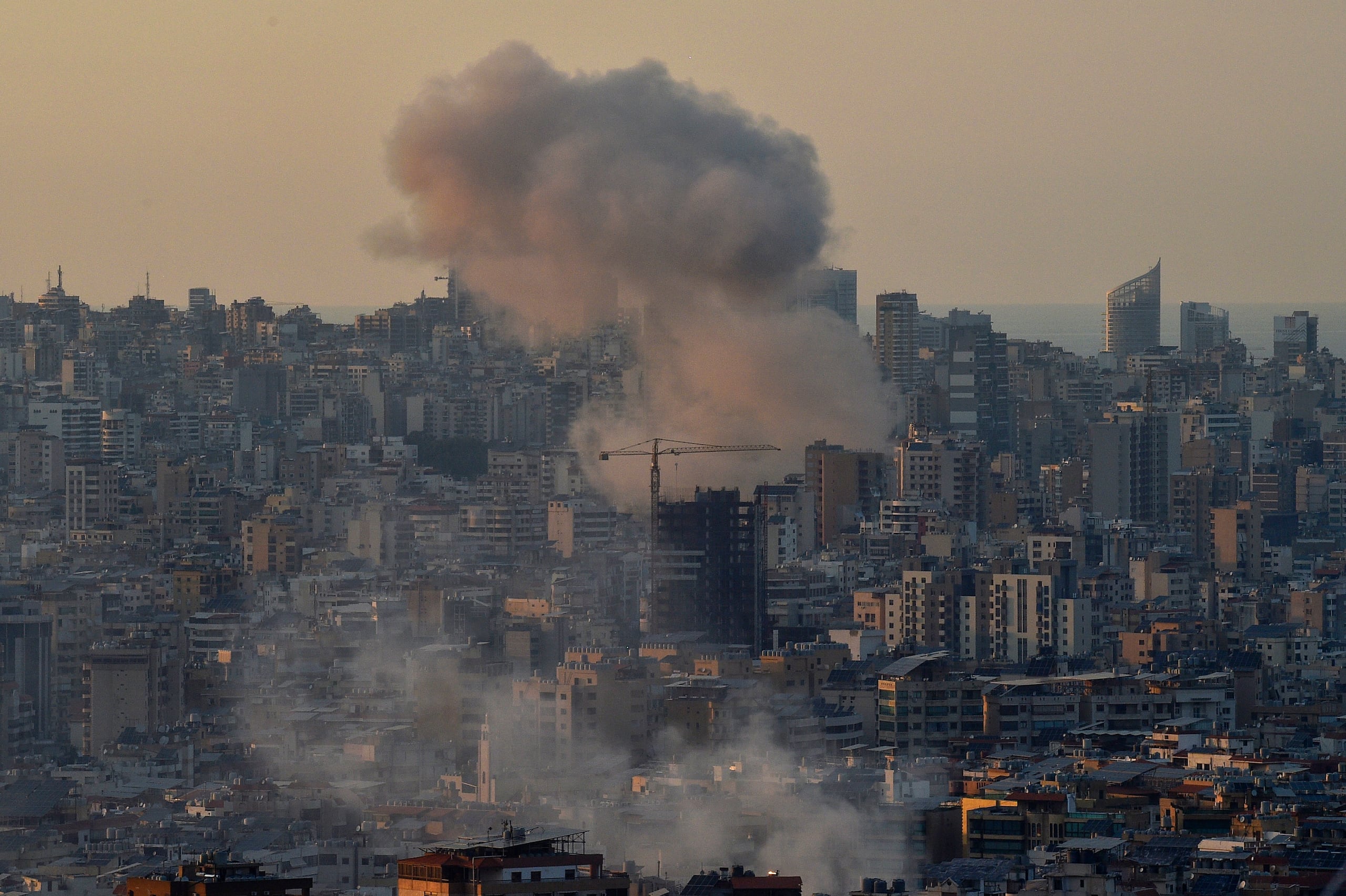 El humo se eleva tras los ataques israelíes en la zona de Chiyah, en los suburbios del sur de Beirut, Líbano, el 28 de septiembre de 2024. (EFE/EPA/Wael Hamzeh)