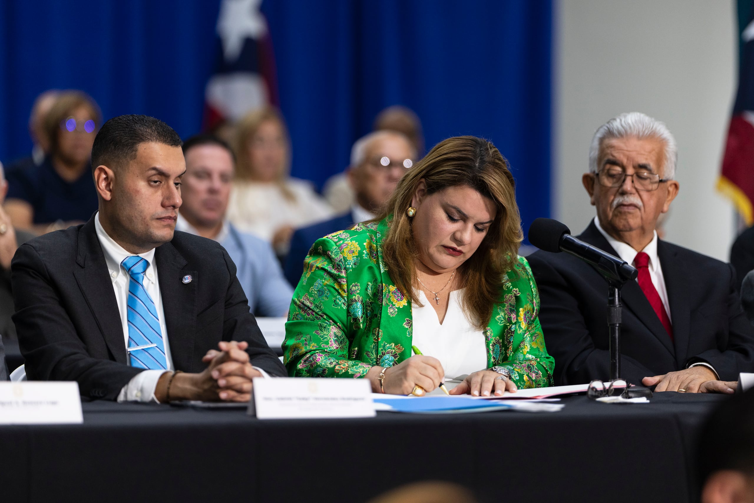 Momento en que la gobernadora Jenniffer González firma el veto a la medida que congelaría el impuesto al inventario. Foto por:  
Xavier Araújo | GFR Media