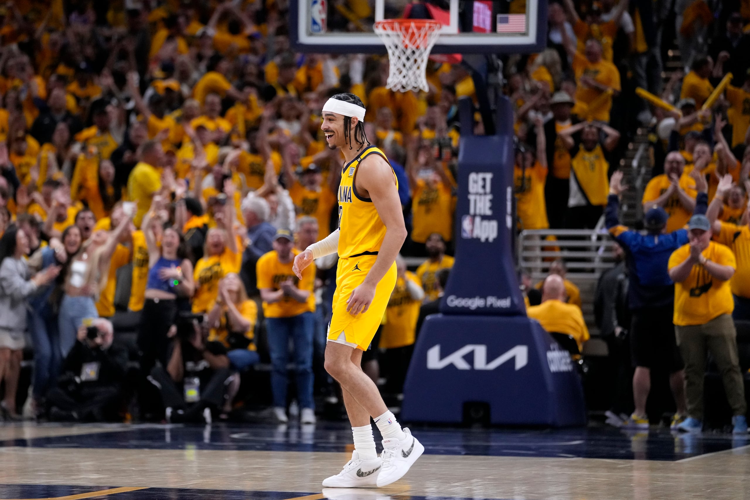 Andrew Nembhard celebra luego de encestar el triple, que le dio la victoria a los Pacers.