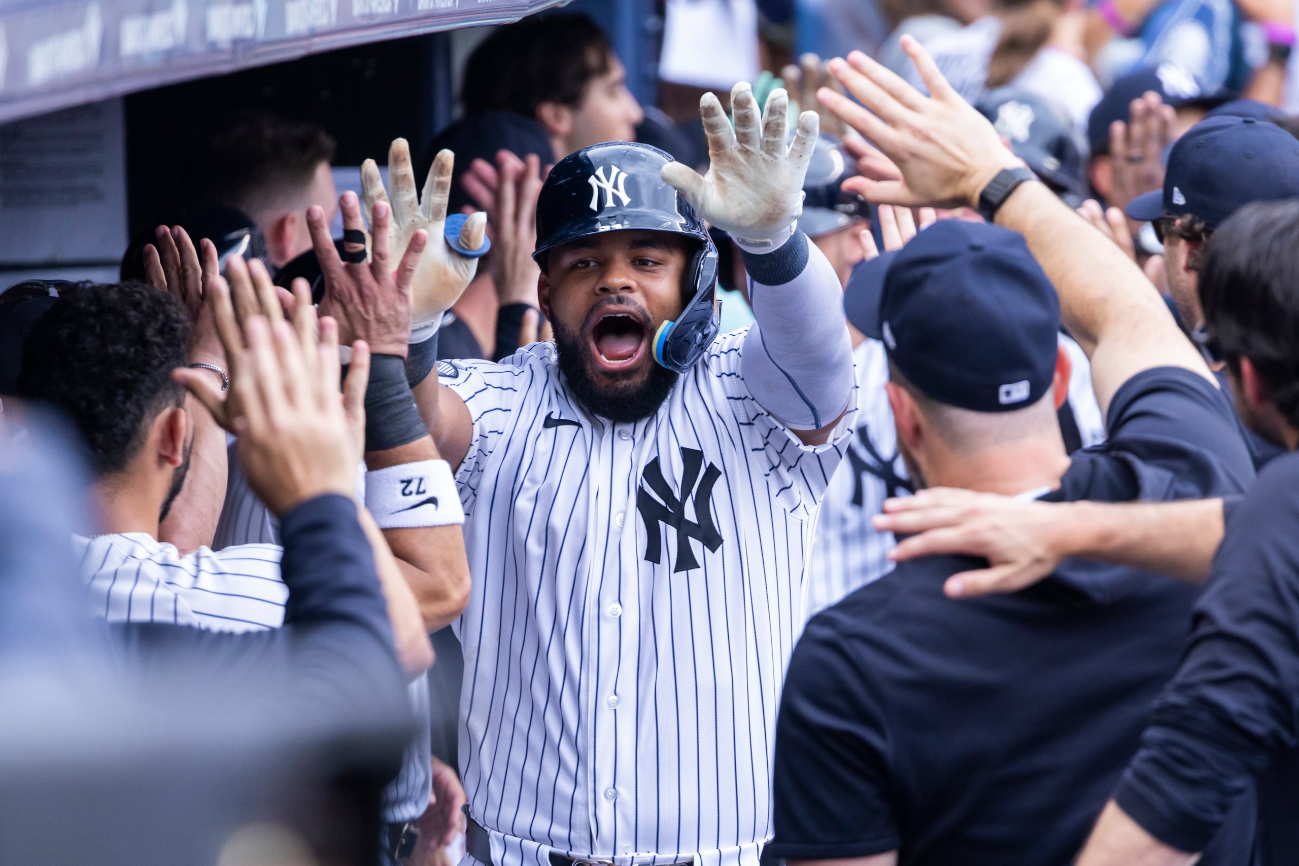 Heliot Ramos celebrando su cuadrangular.