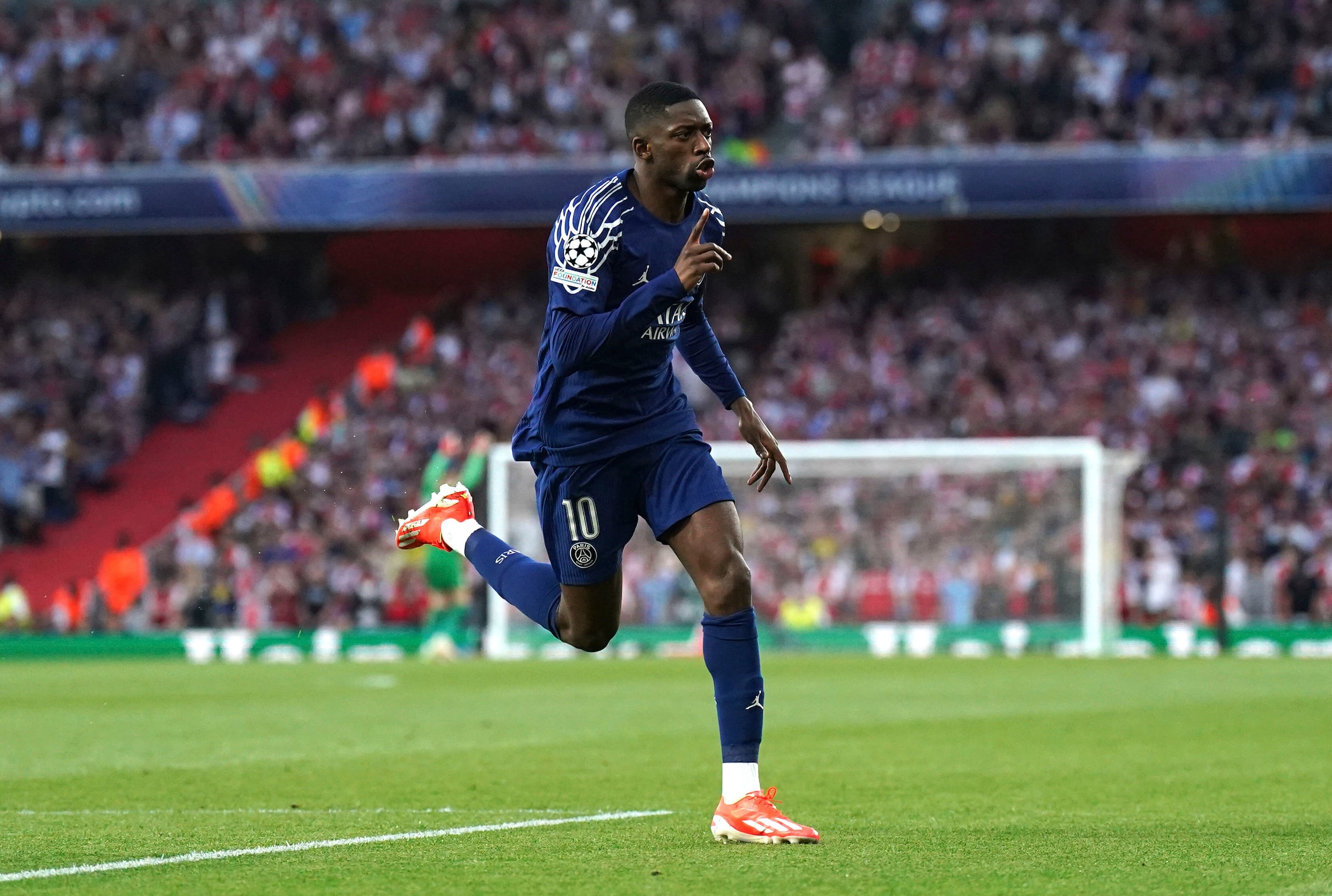 Ousmane Dembelé celebra tras anotar un gol para el Paris Saint Germain en el partido contra Arsenal en las semifinales de la Champions League.