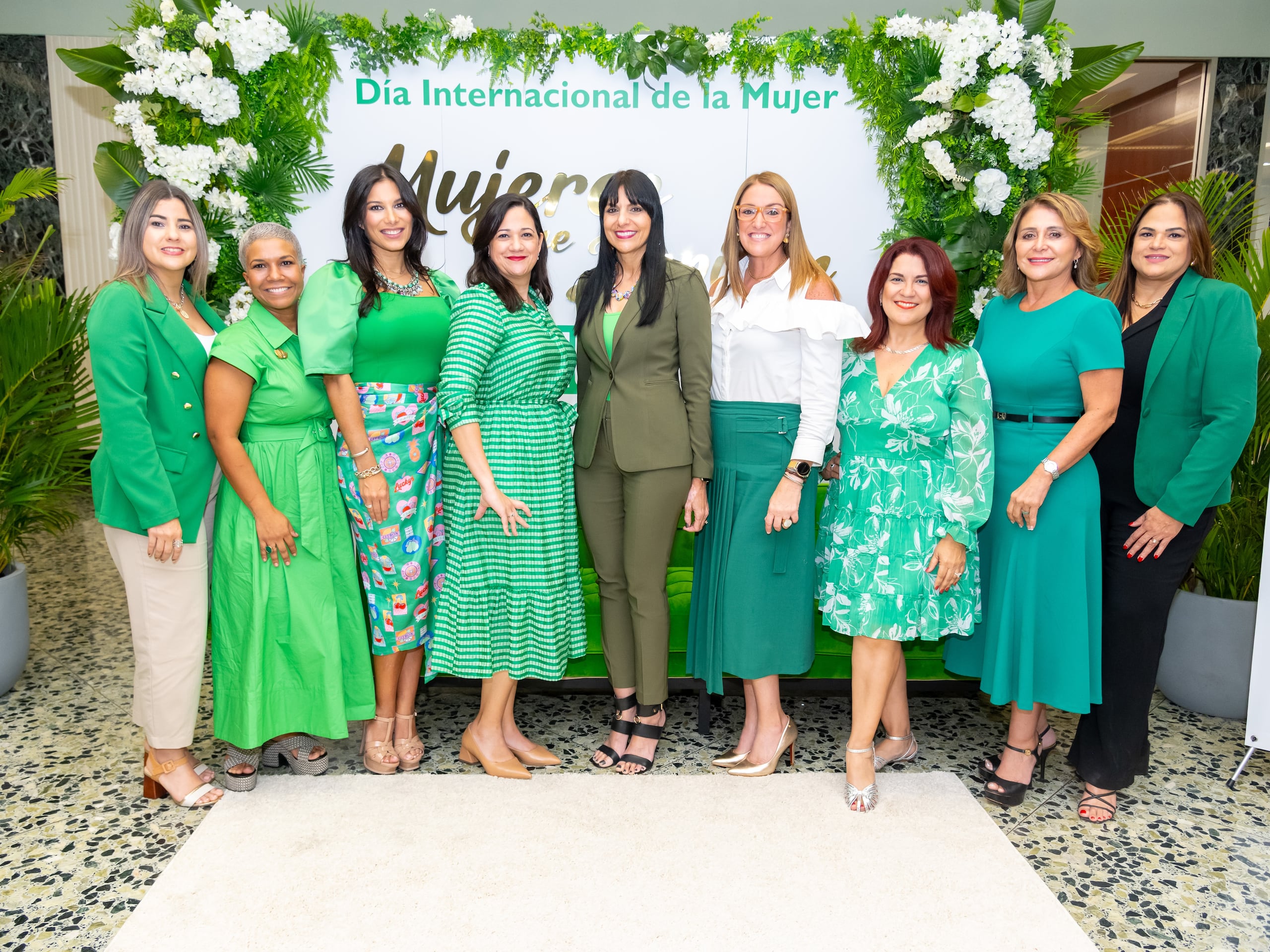 Líderes femeninas de MCS durante el conversatorio "Mujeres que inspiran". De izquierda a derecha, Verónica Sánchez, Arelis Díaz, Briseida Torres, Maité Morales, la doctora Inés Hernández-Roses, Mirella Reyes, Kashmira Pimentel, Elba Rivera y Maritza Vázquez.
