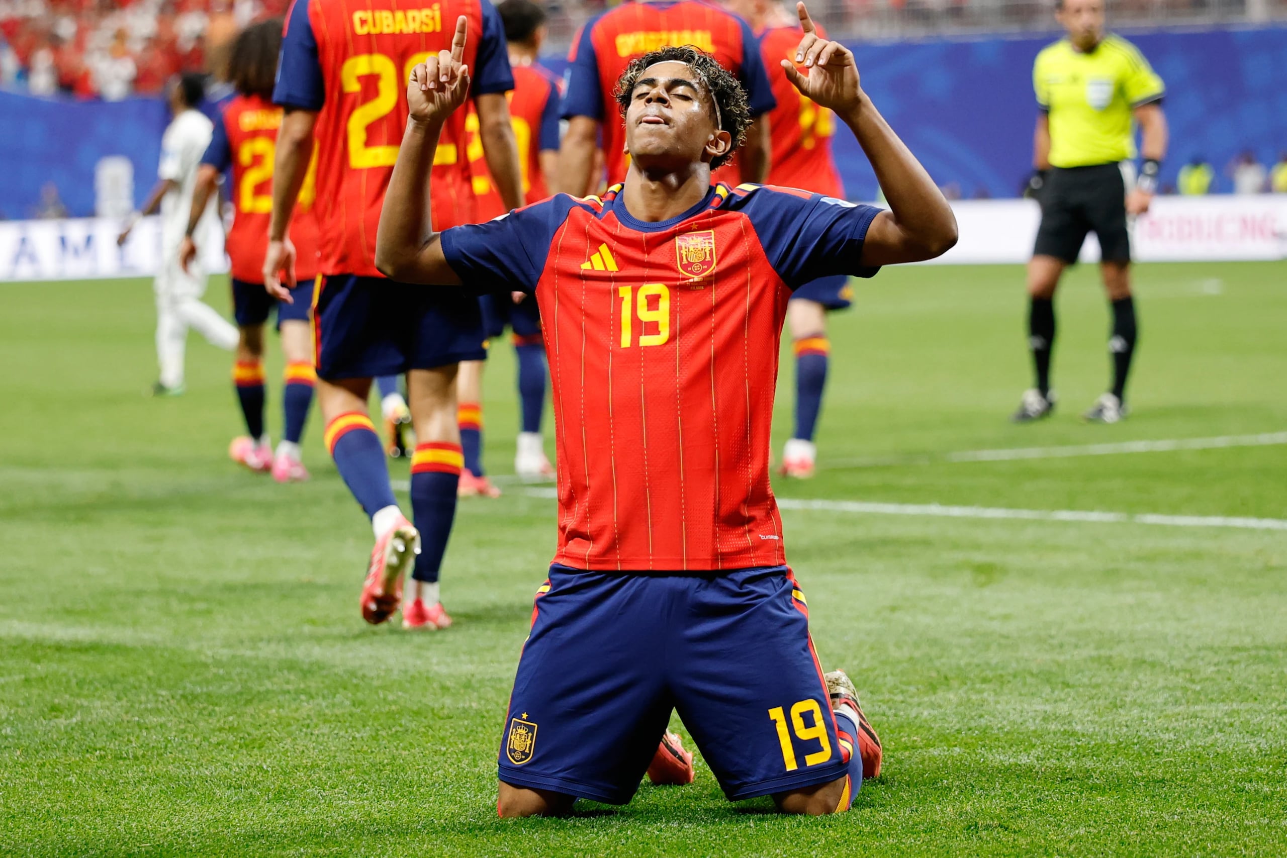 Lamine Yamal, de España, hace de rodilla una reverencia tras anotar un gol.