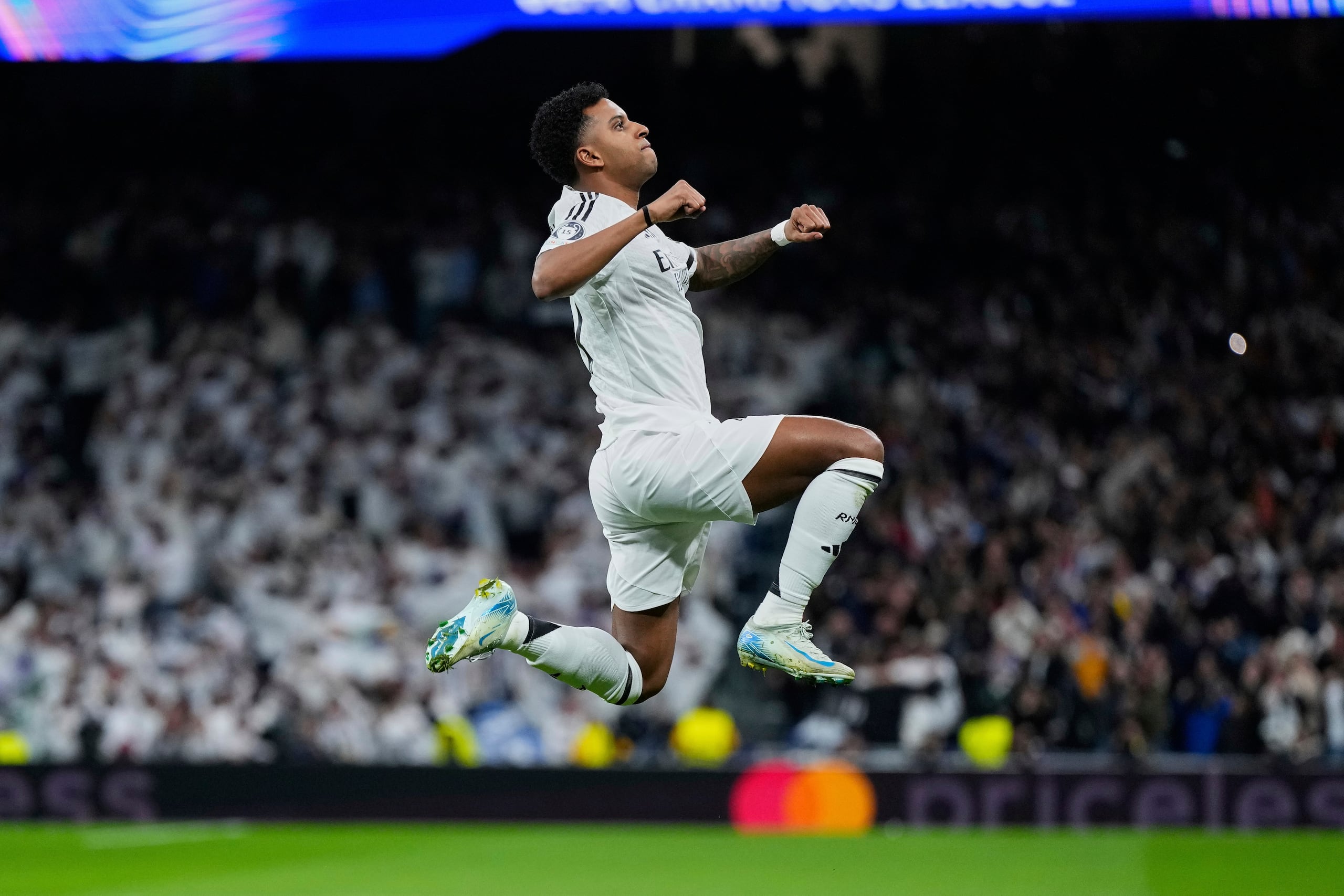 Rodrygo celebra tras marcar el primer gol del Real Madrid ante el Atlético de Madrid en la ida de los octavos de final de la Champions League, el martes 4 de marzo de 2025.