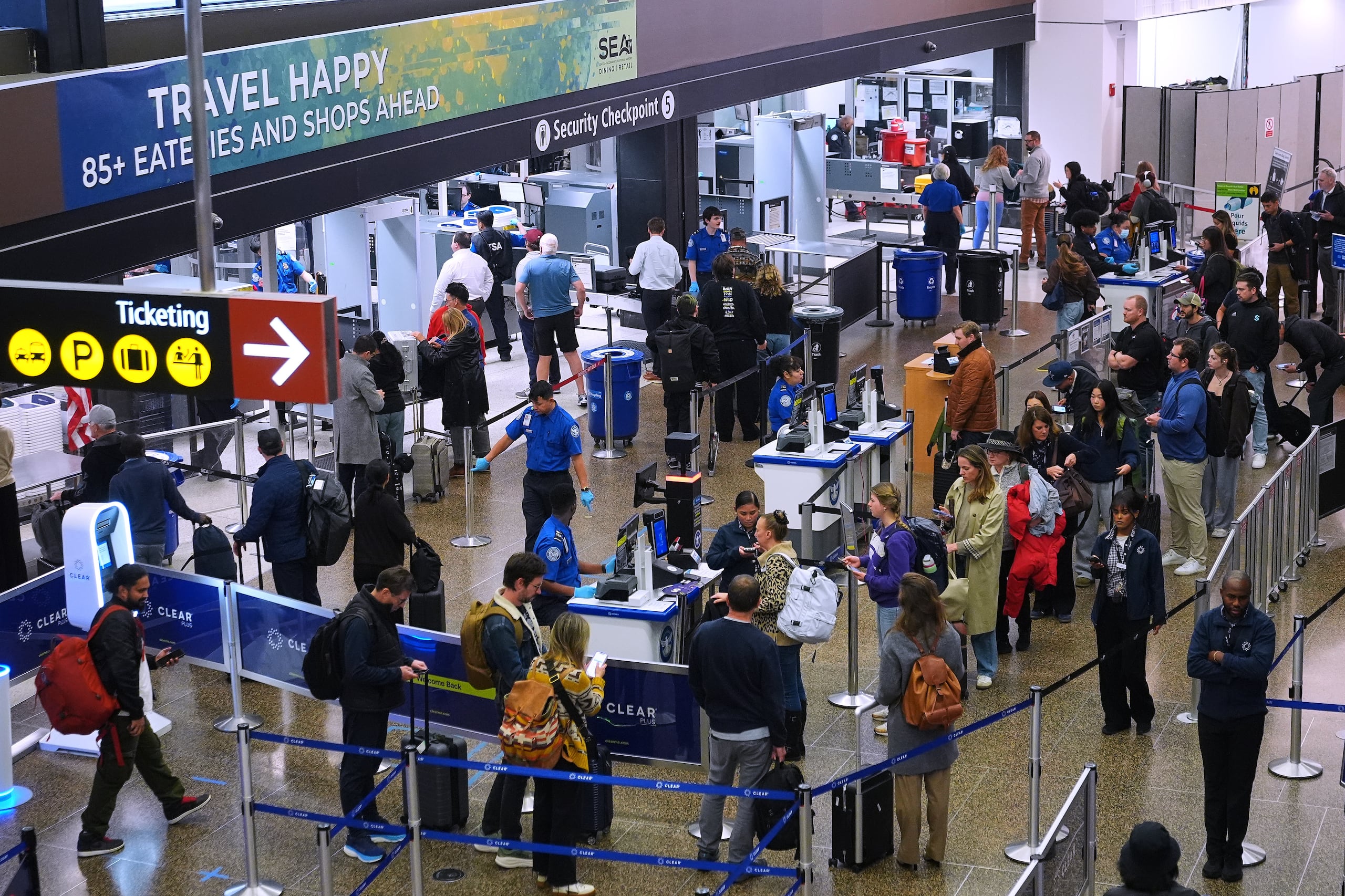 Asociaciones del sector turístico estadounidense y las principales aerolíneas advirtieron que, cuanto más se prolongue la falta de fondos para el DHS, más podrían alargarse las filas de seguridad en los aeropuertos comerciales del país.