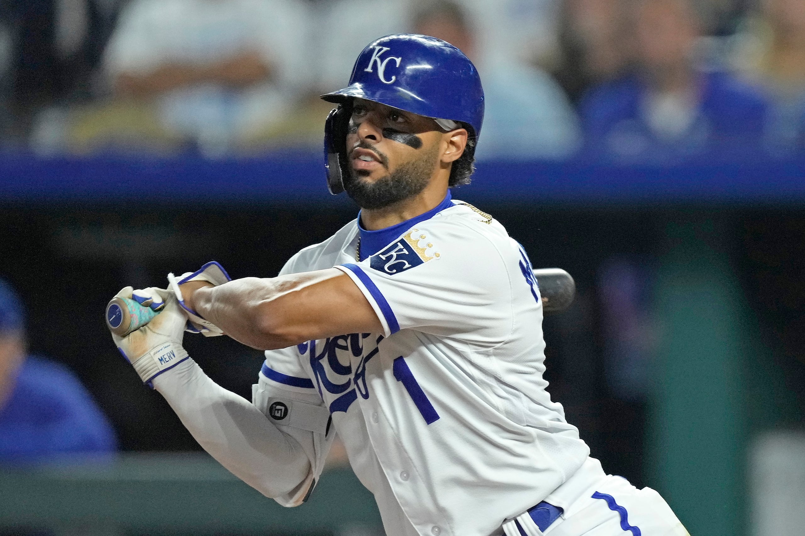 MJ Meléndez de los Reales de Kansas City observa durante su sencillo productivo en la tercera entrada de juego ante los Guardianes de Cleveland. Martes 19 de septiembre de 2023, en Kansas City, Misuri. (AP Foto/Charlie Riedel)