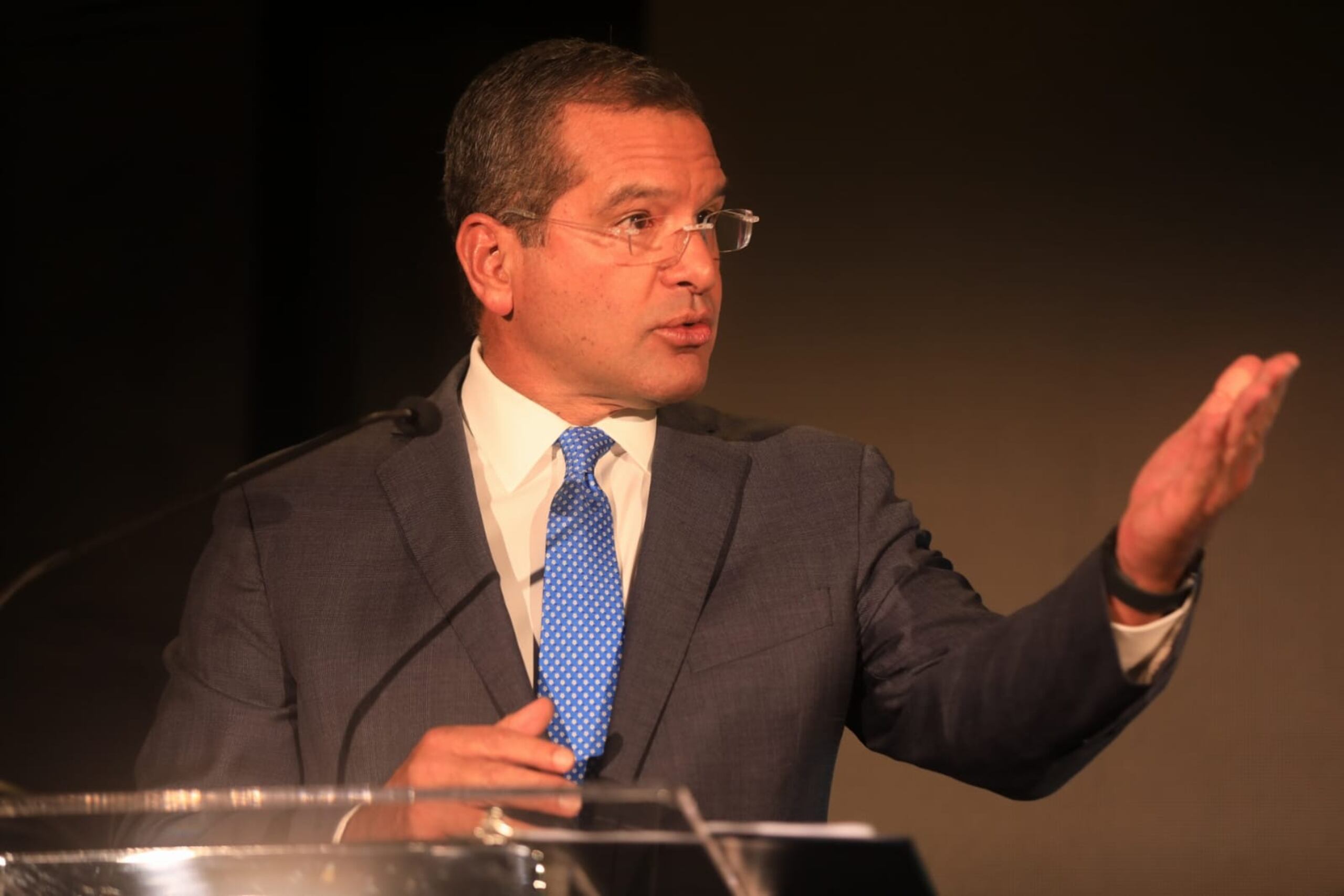 El gobernador Pedro Pierluisi durante la conferencia de prensa en la que se anunció la nueva alianza pública-privada sobre la generación de energía.