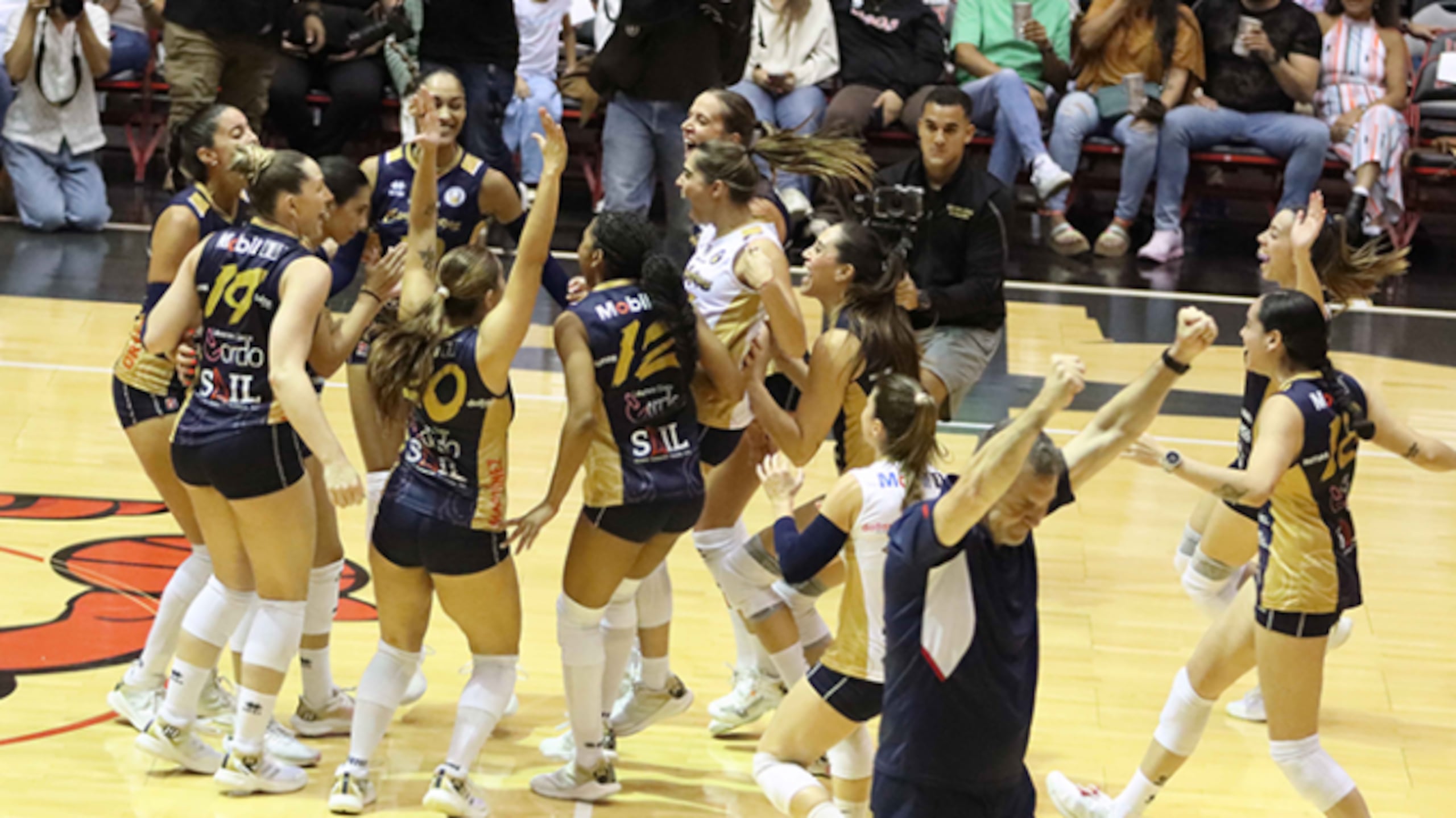 Las Cangrejeras celebran su campeonato antes las Leonas.