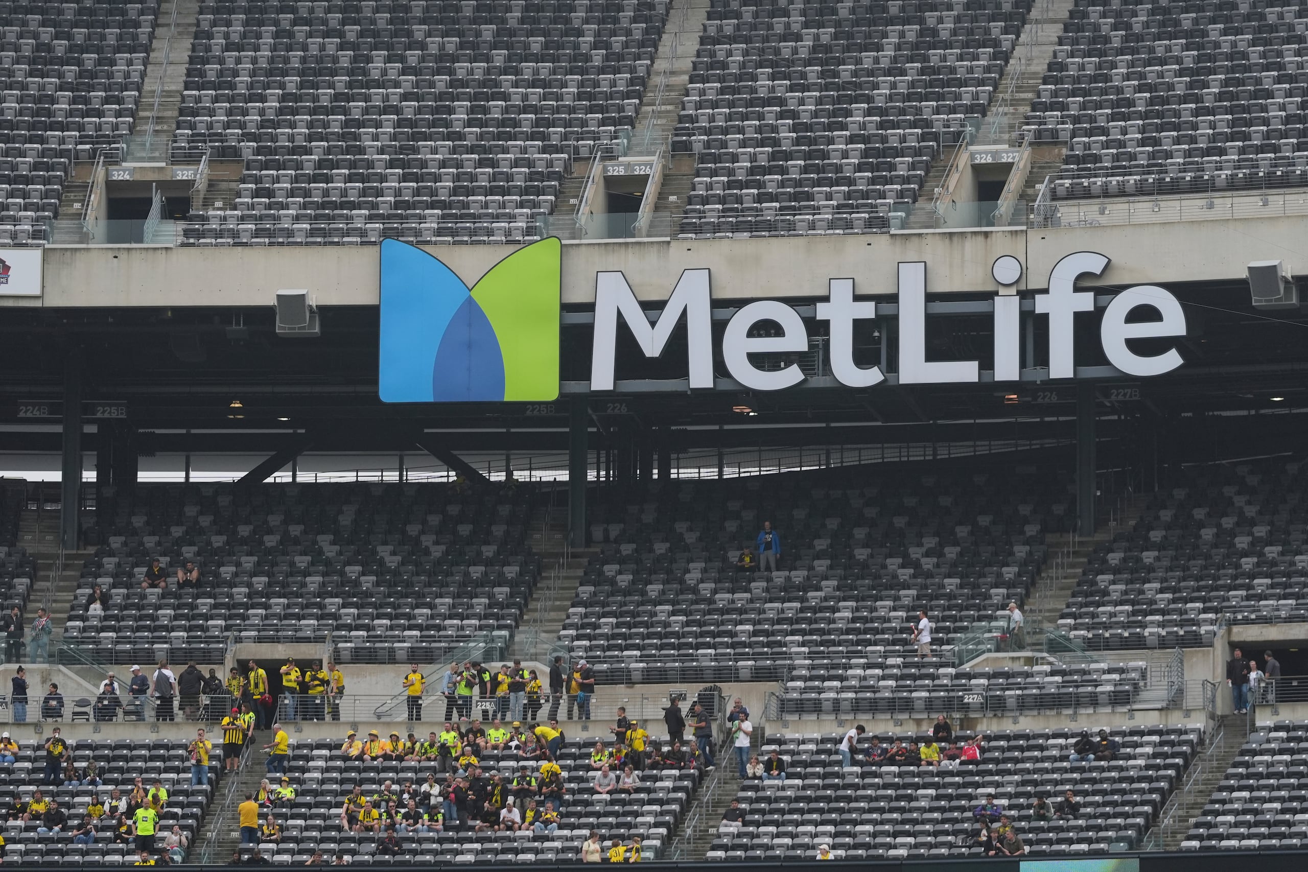 Los aficionados ocupan sus asientos para el partido de fútbol del Grupo F de la Copa Mundial de Clubes entre Fluminense y Borussia Dortmund en East Rutherford, Nueva Jersey, el martes 17 de junio de 2025. (AP Photo/Seth Wenig)