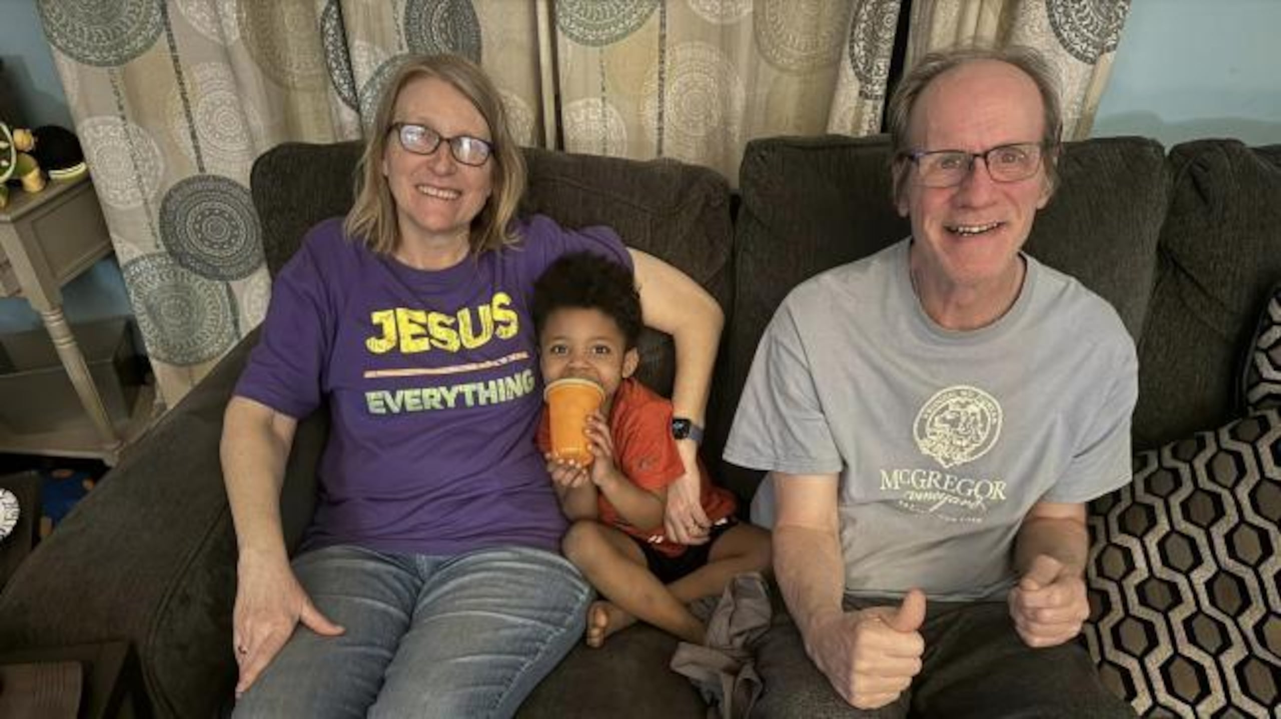 Ezra Toczek y sus padres adoptivos.