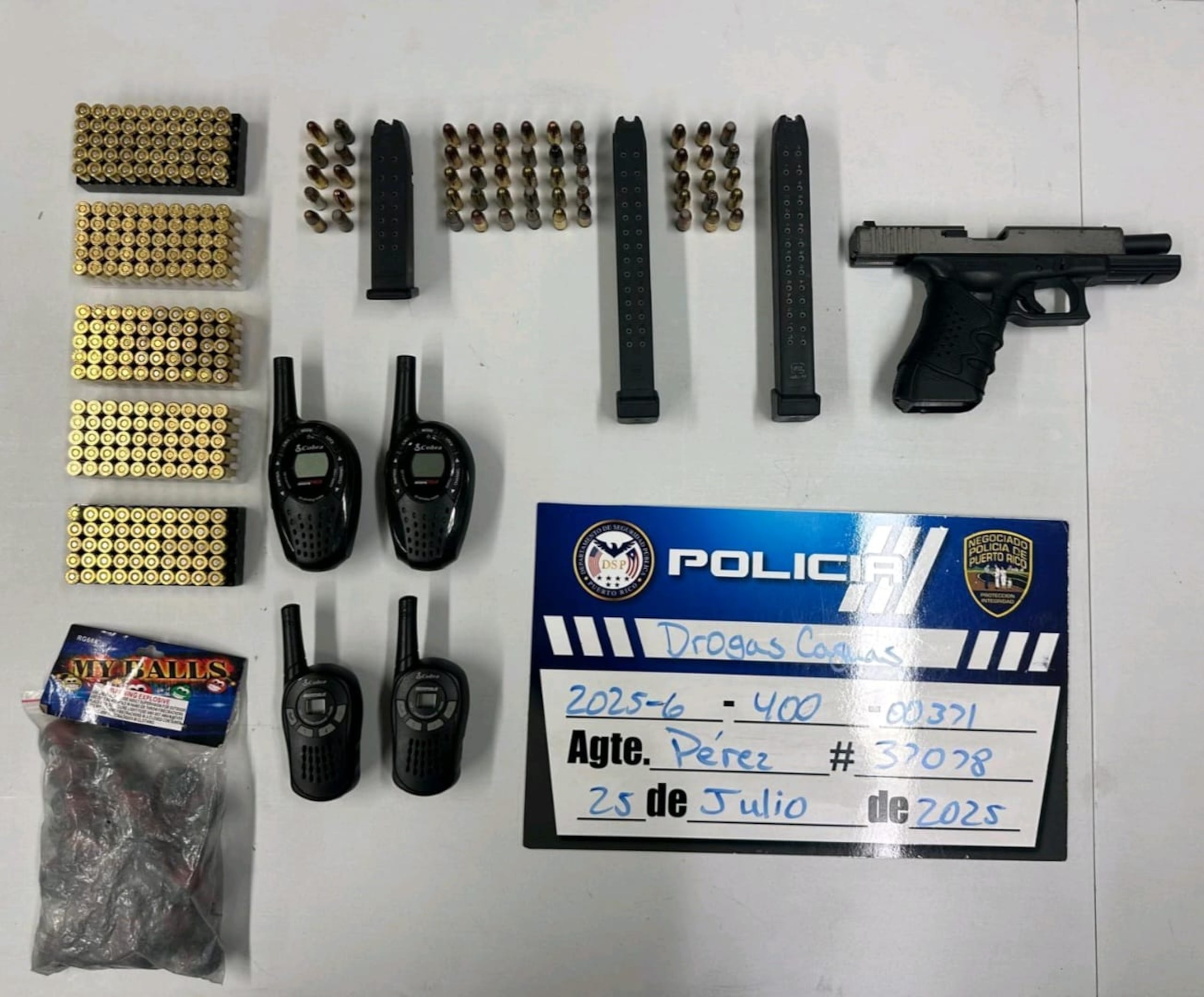 Una pistola, cargadores, balas, radios de comunicaciones y pirotecnia ocupados en un allanamiento en el residencial San Carlos, en Caguas.