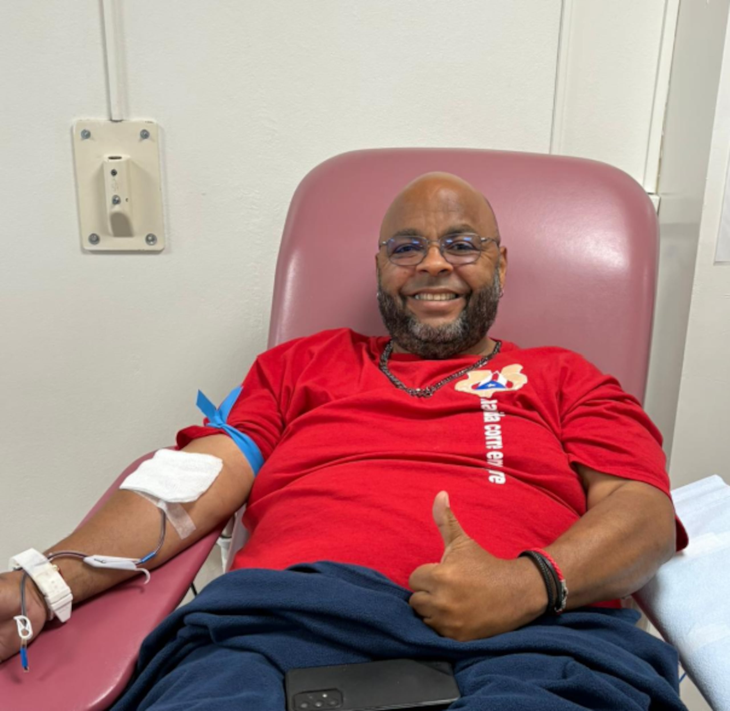 Lino Guerrido se muestra contento, mientras dona sangre.