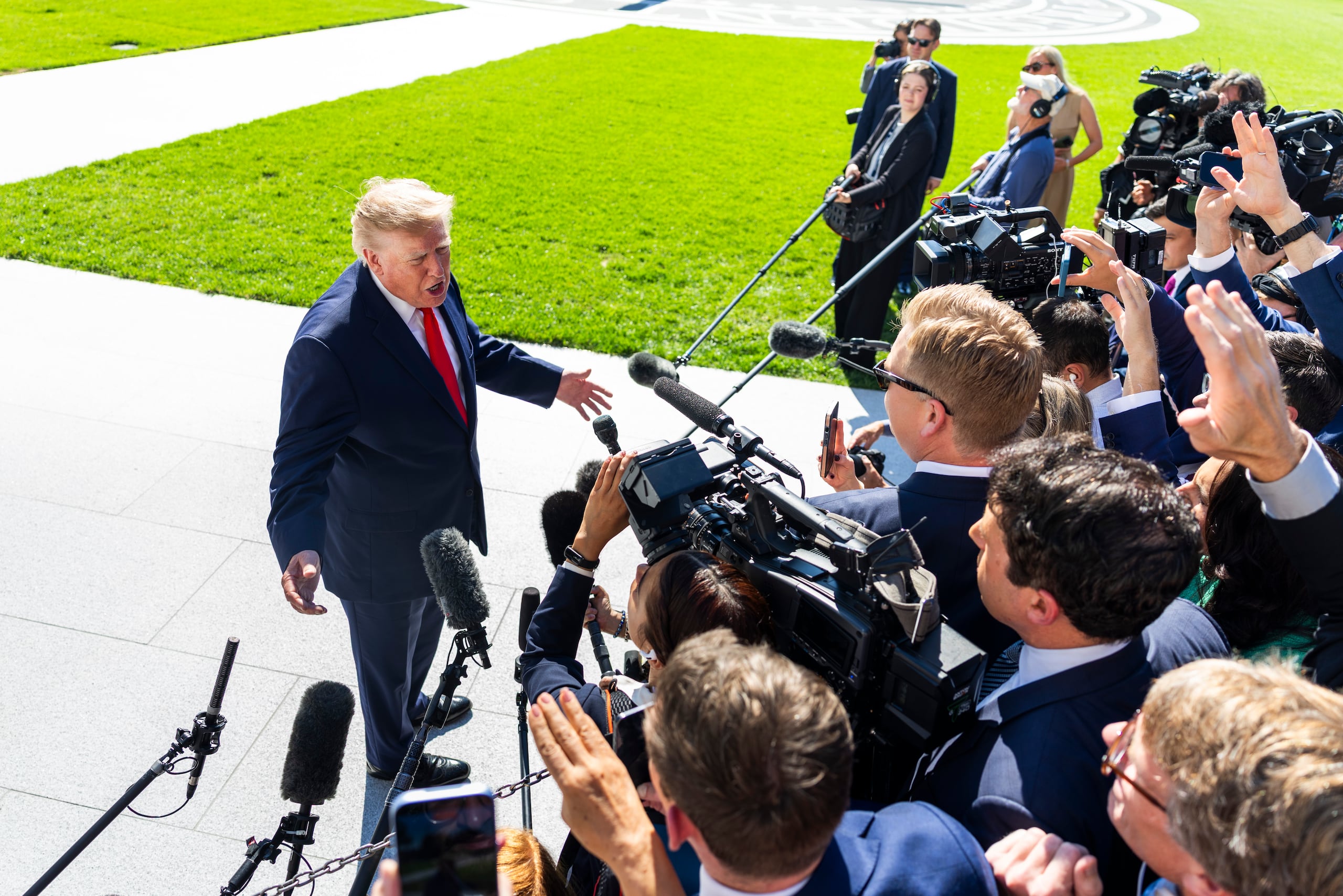 El presidente de EE. UU., Donald Trump (izq.), habla con los periodistas al salir de la Casa Blanca rumbo a Alaska, en Washington D. C., EE. UU., el 13 de octubre de 2026. EFE/EPA/Jim Lo Scalzo
