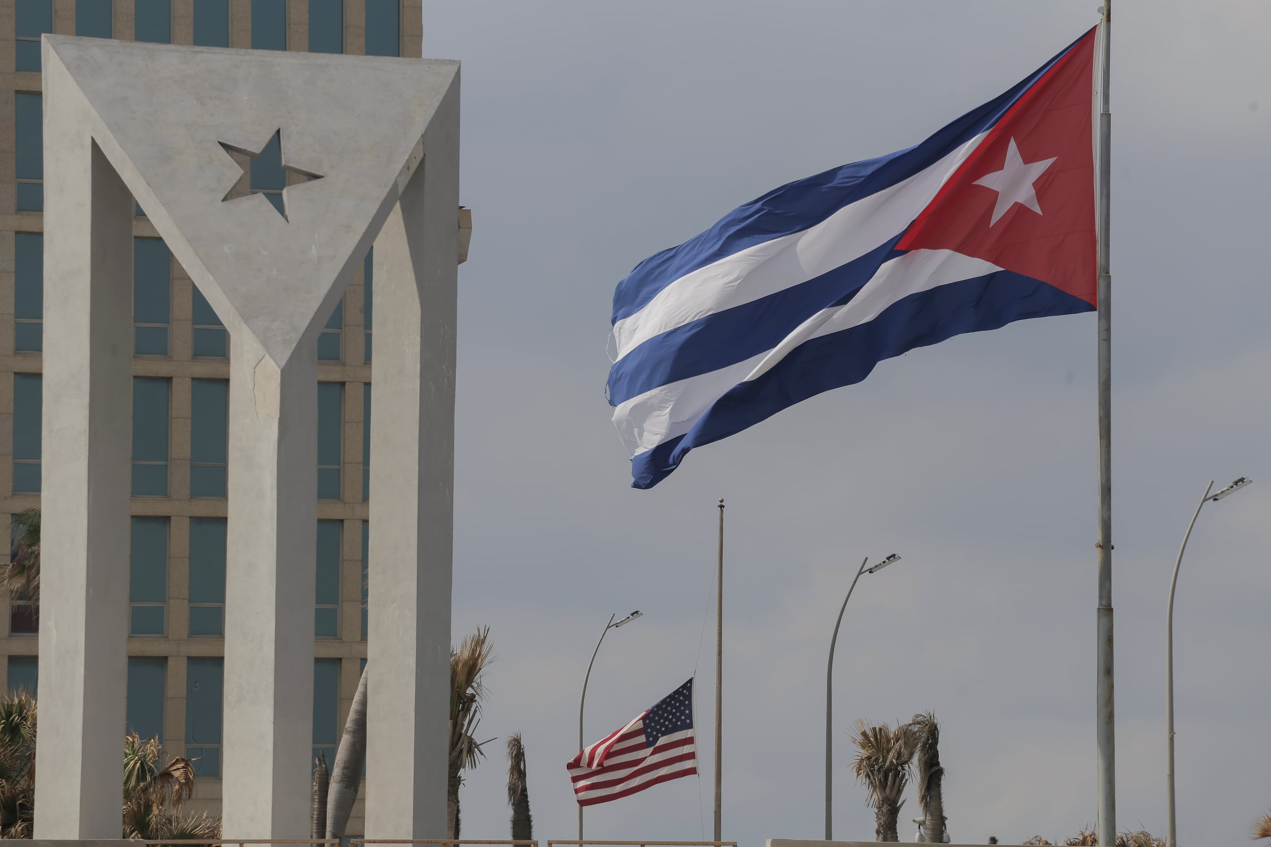 Banderas de Cuba y Estados Unidos ondean fuera de la embajada estadounidense en La Habana, Cuba, el martes 14 de enero de 2025. (AP Foto/Ariel Ley)