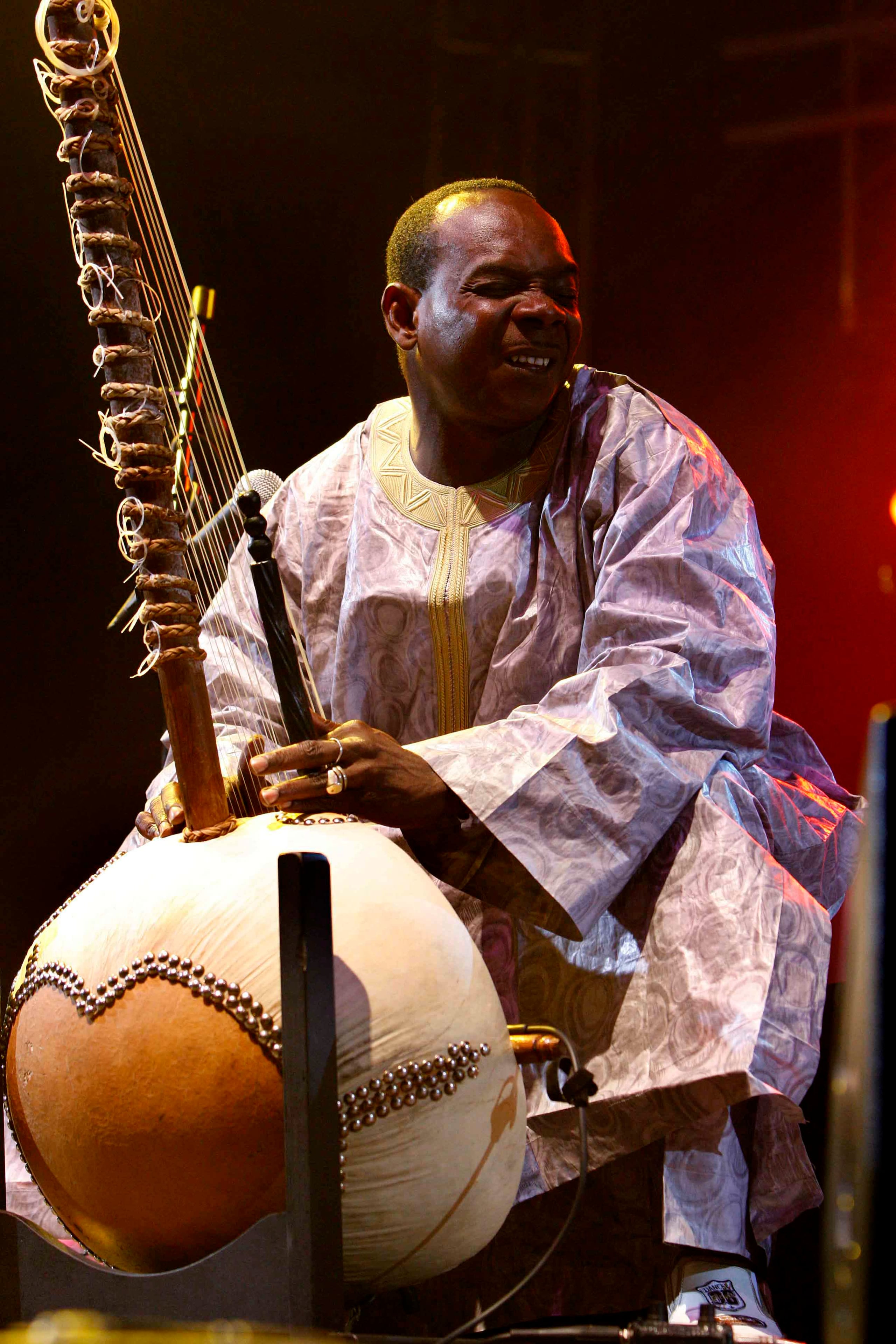 El músico malí Toumani Diabaté, uno de los mejores intérpretes de kora (instrumento tradicional africano).